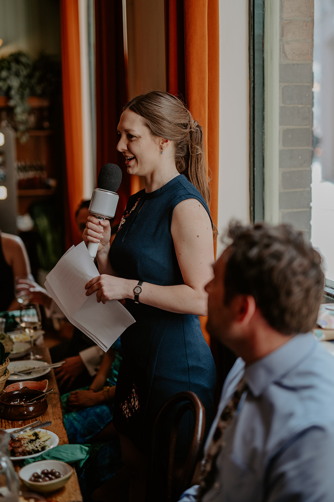 Confident speaker with microphone at Casa do Frango event, emphasizing effective communication.
