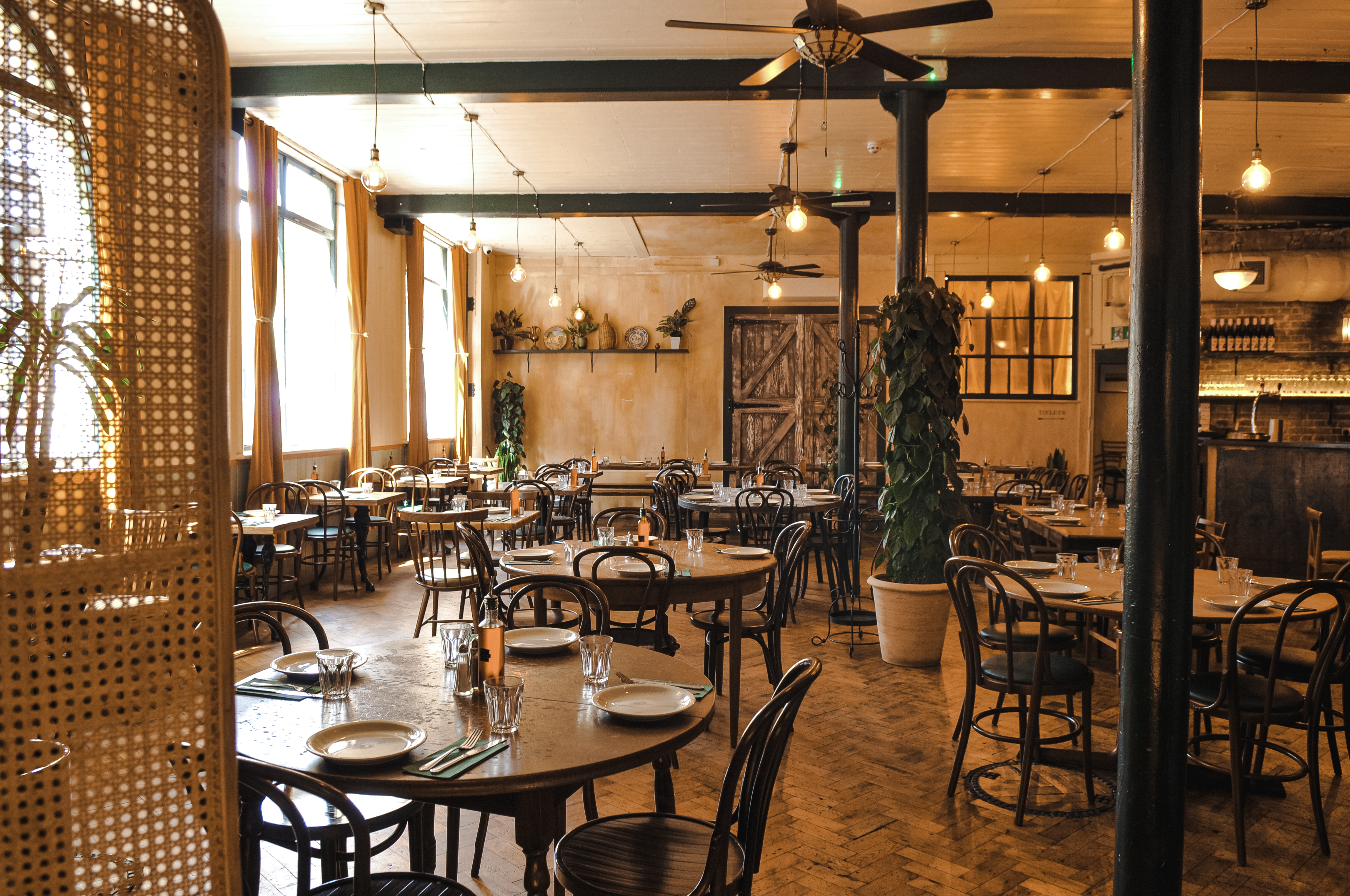 Spacious Casa do Frango restaurant with wooden tables, ideal for events and gatherings.