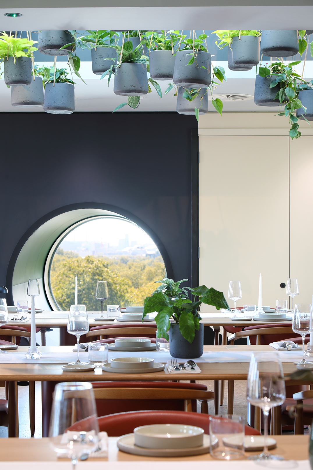 Modern meeting space with circular window, ideal for corporate events and gatherings.