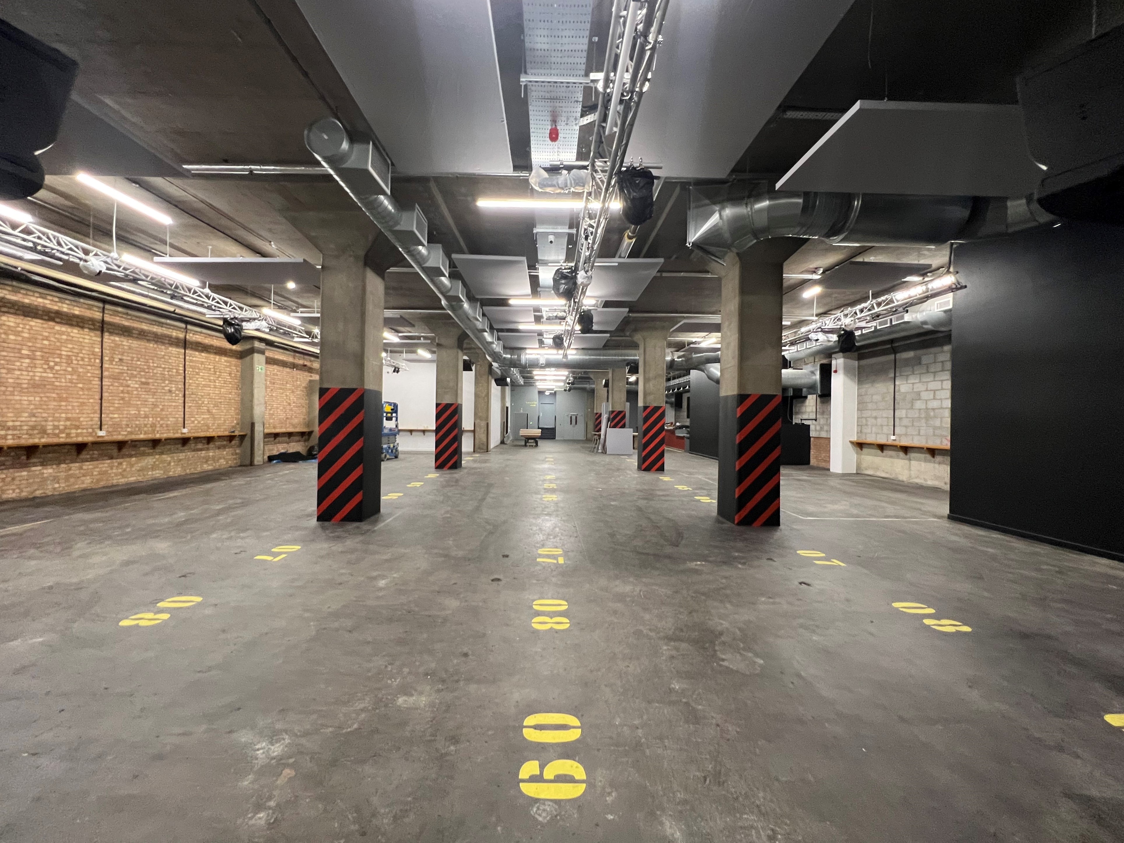 Spacious industrial event space with high ceilings for exhibitions and corporate functions.