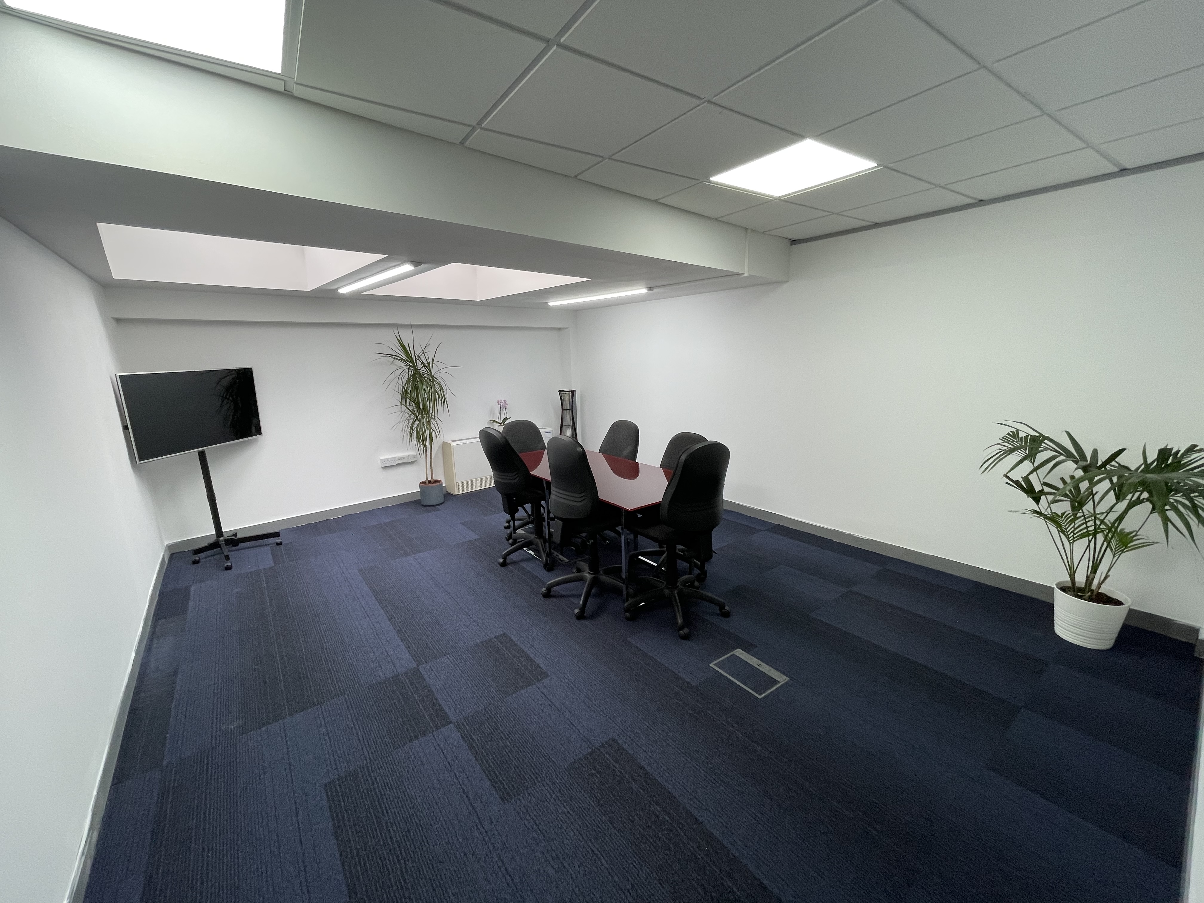 Modern meeting room in Exhibition House with ergonomic chairs for workshops and presentations.