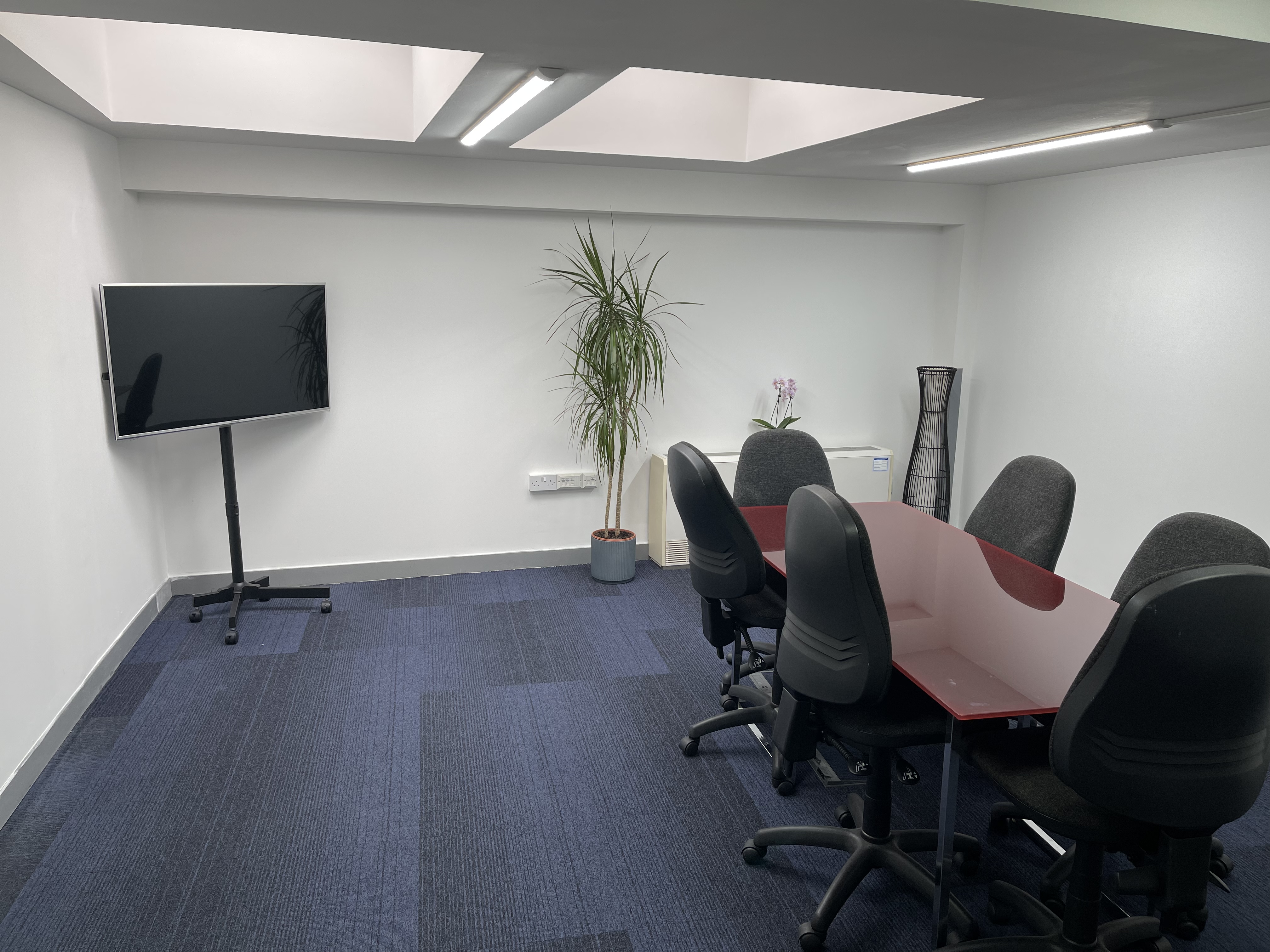 Modern meeting room in Exhibition House with sleek table, ideal for conferences and presentations.