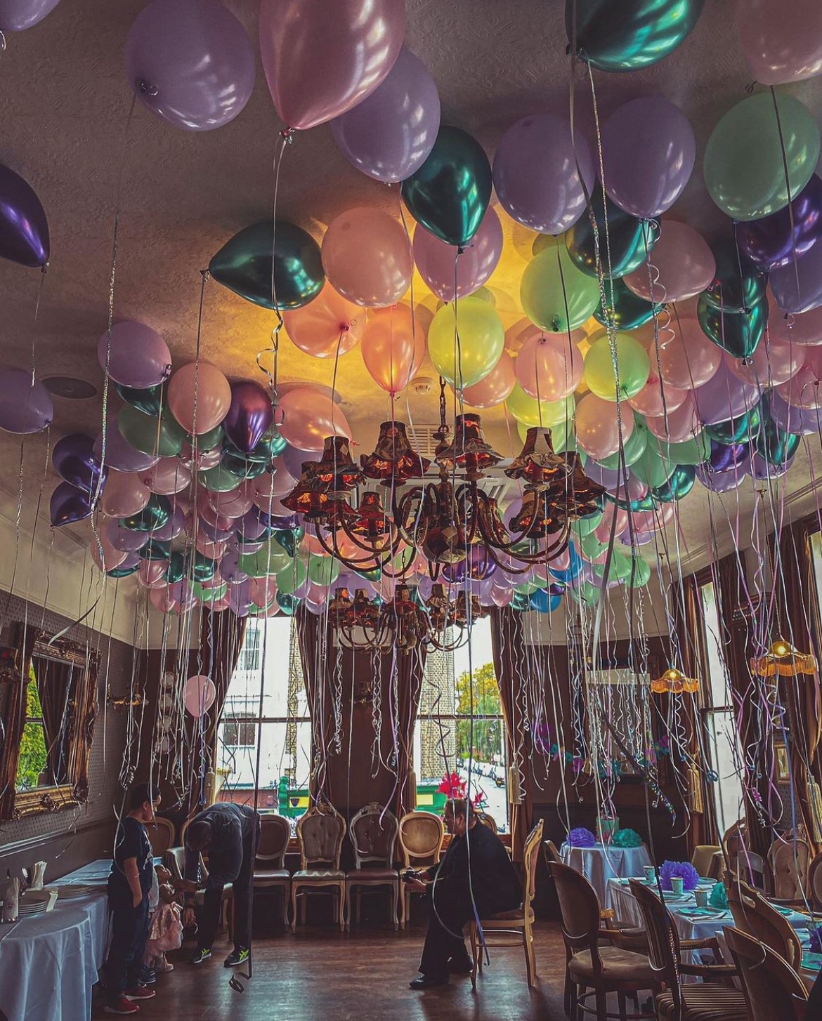 Princess Room with pastel balloons and chandelier, ideal for birthday parties or bridal showers.