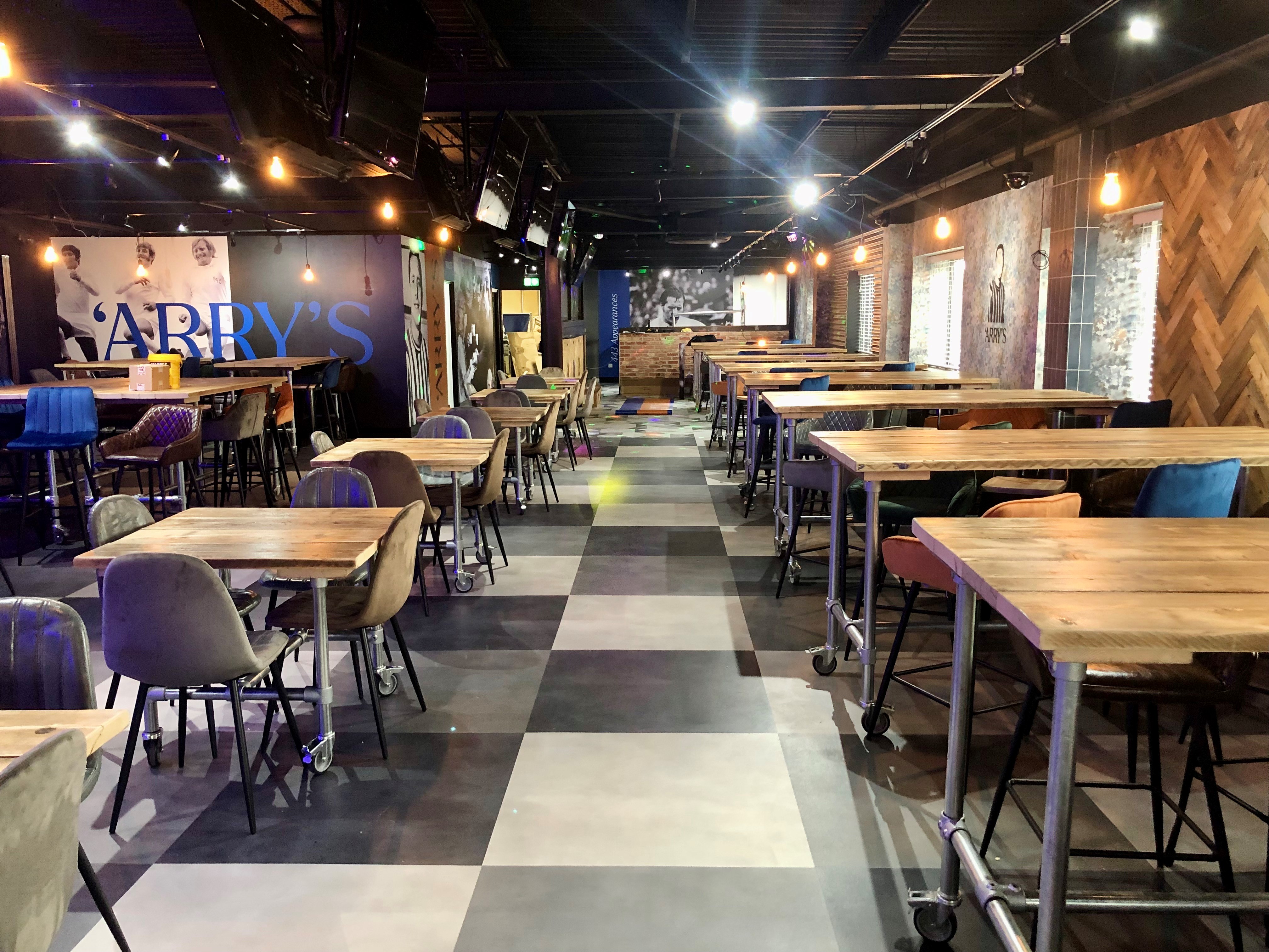 Arry's Bar event space in Millwall: modern industrial design, ideal for meetings and social events.