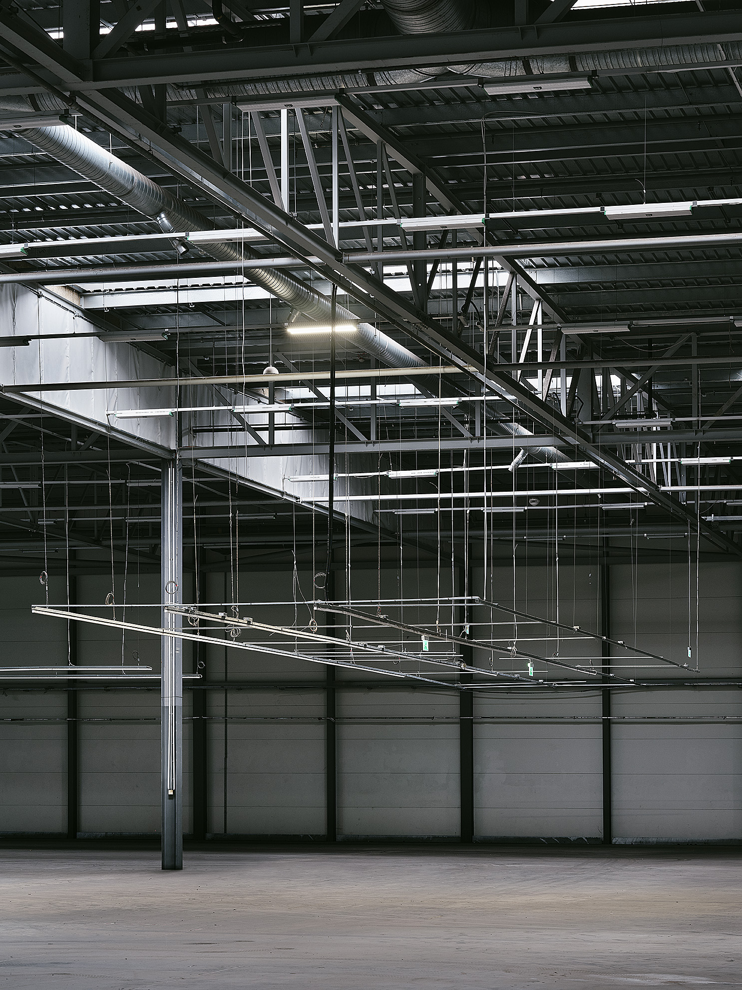 Industrial event space with open ceiling, ideal for exhibitions and conferences.