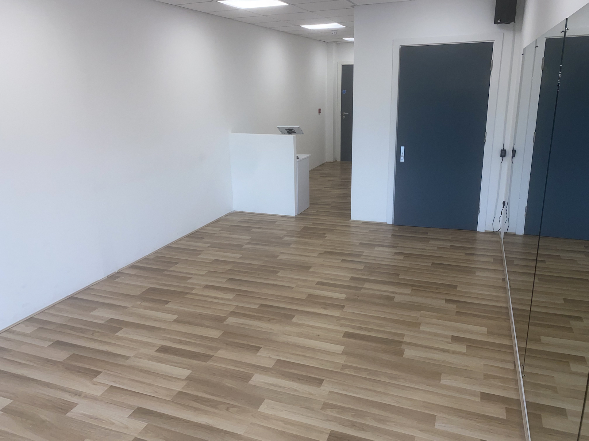 Minimalist meeting space at Shey Studios with natural light, ideal for workshops and gatherings.