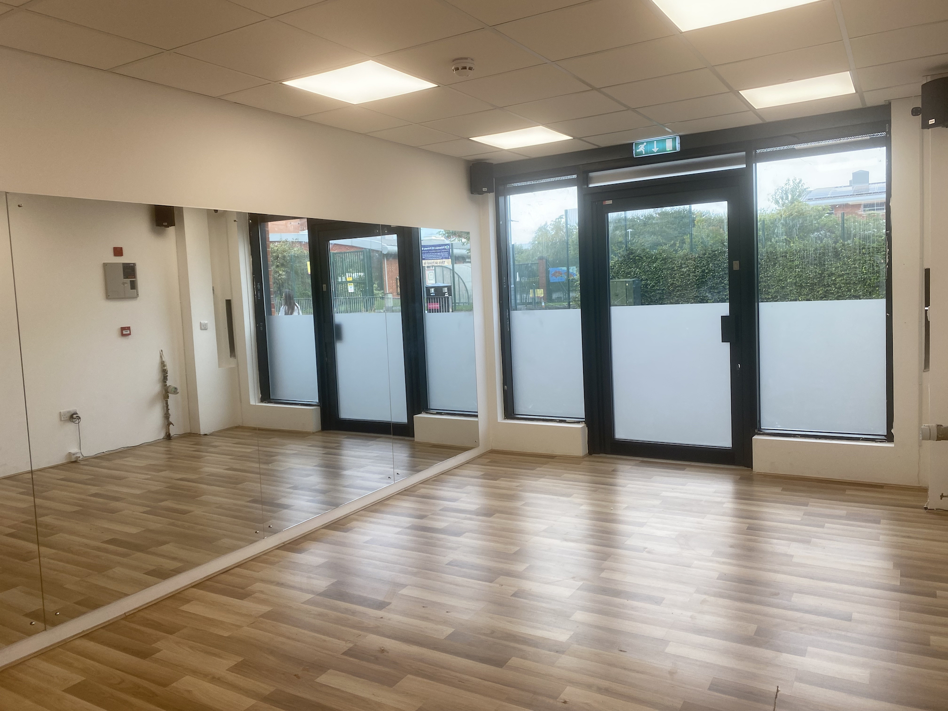 Versatile meeting space with natural light, ideal for workshops and gatherings.