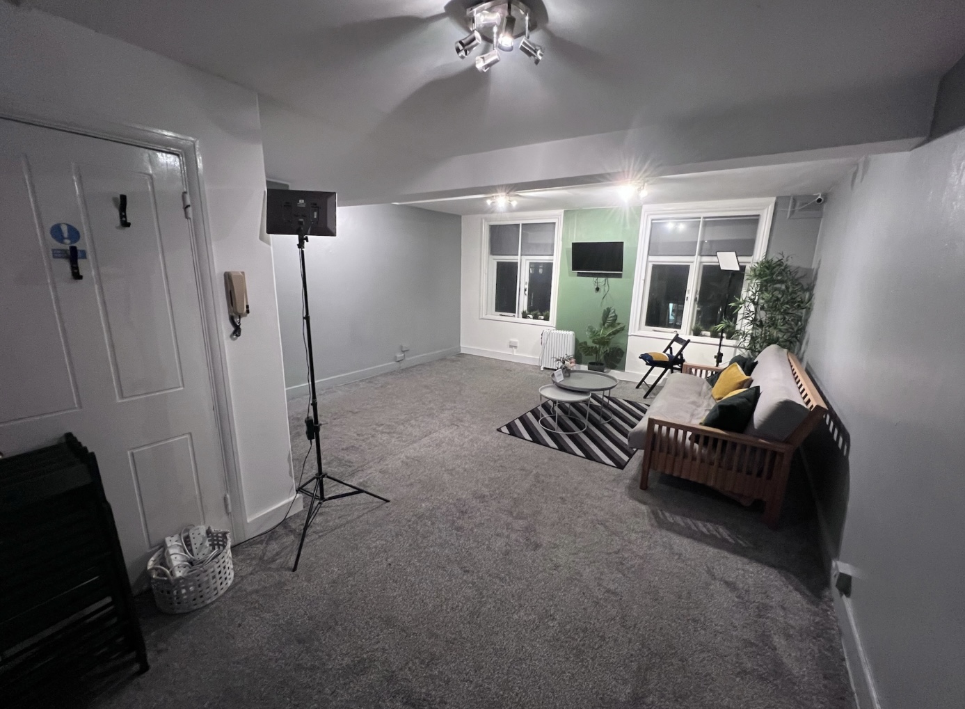 Versatile meeting space with natural light, ideal for workshops and gatherings.