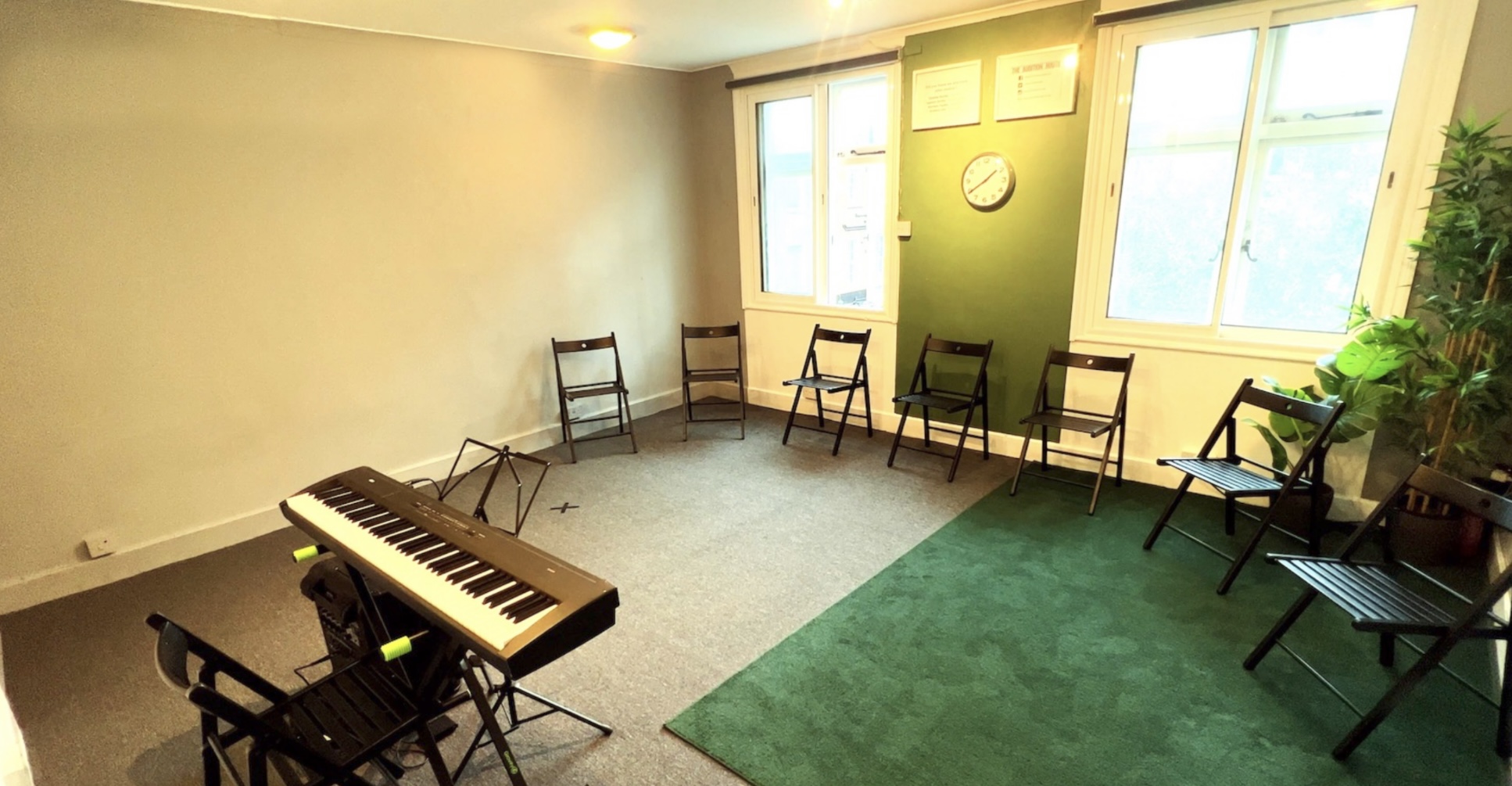 Versatile meeting space with circular seating for workshops and creative events.