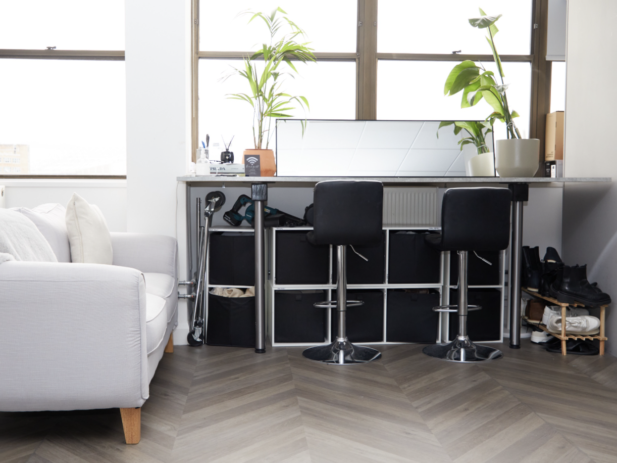 Modern workspace with sleek bar desk, ideal for fashion meetings and brainstorming.