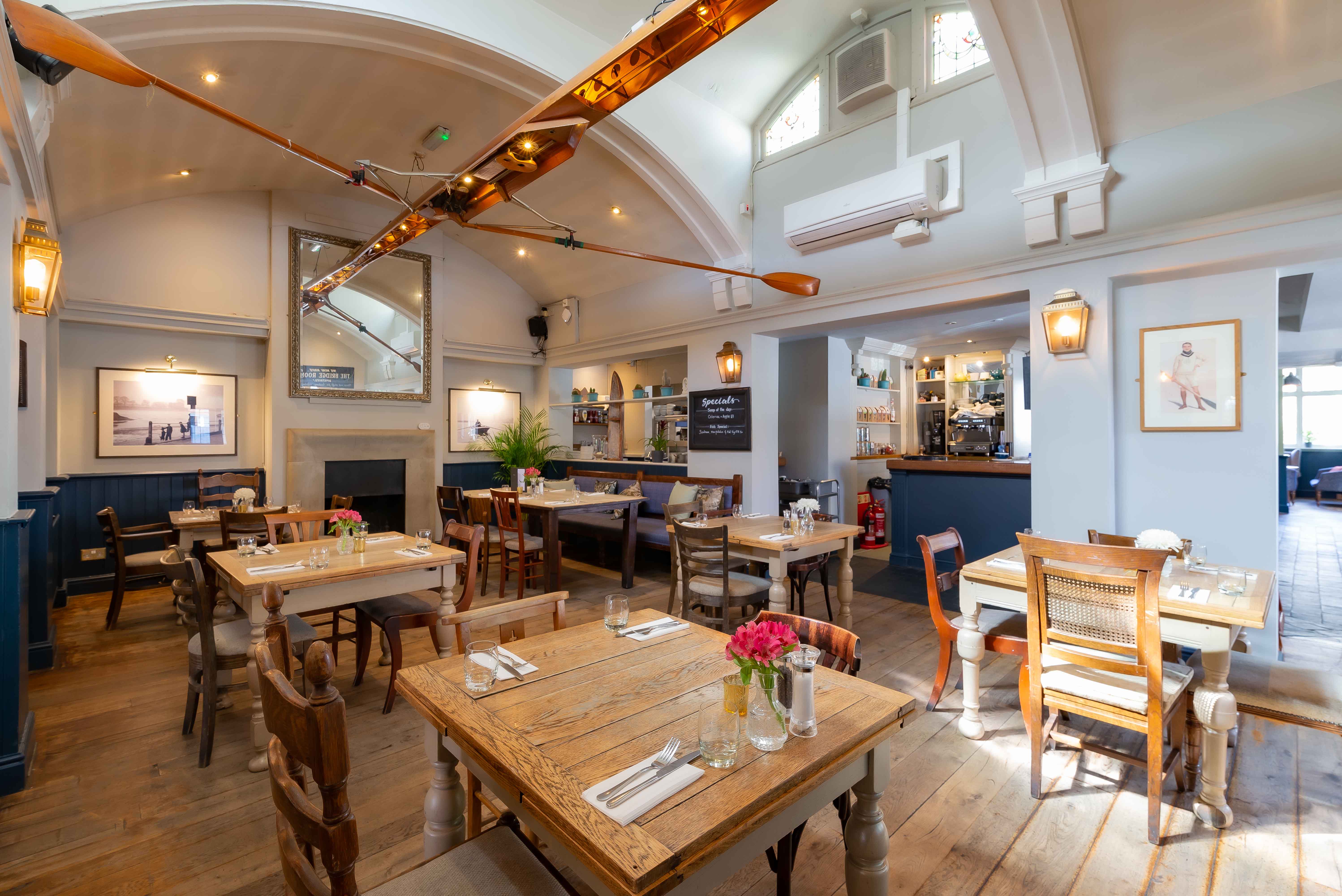 Charming restaurant with wooden tables, ideal for intimate gatherings and corporate events.