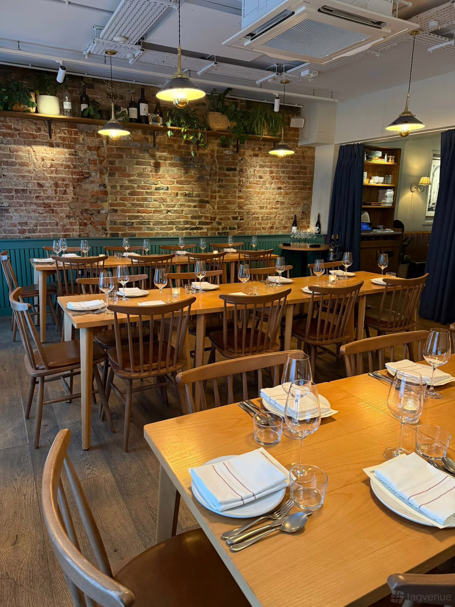 Curtain Room - 9d3bd472-325f-4f20-a25f-3ac8bdc4be92.avif