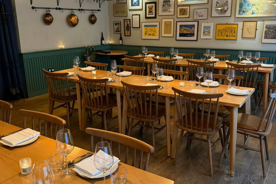 Intimate dining space in Luso, ideal for networking dinners and small events.
