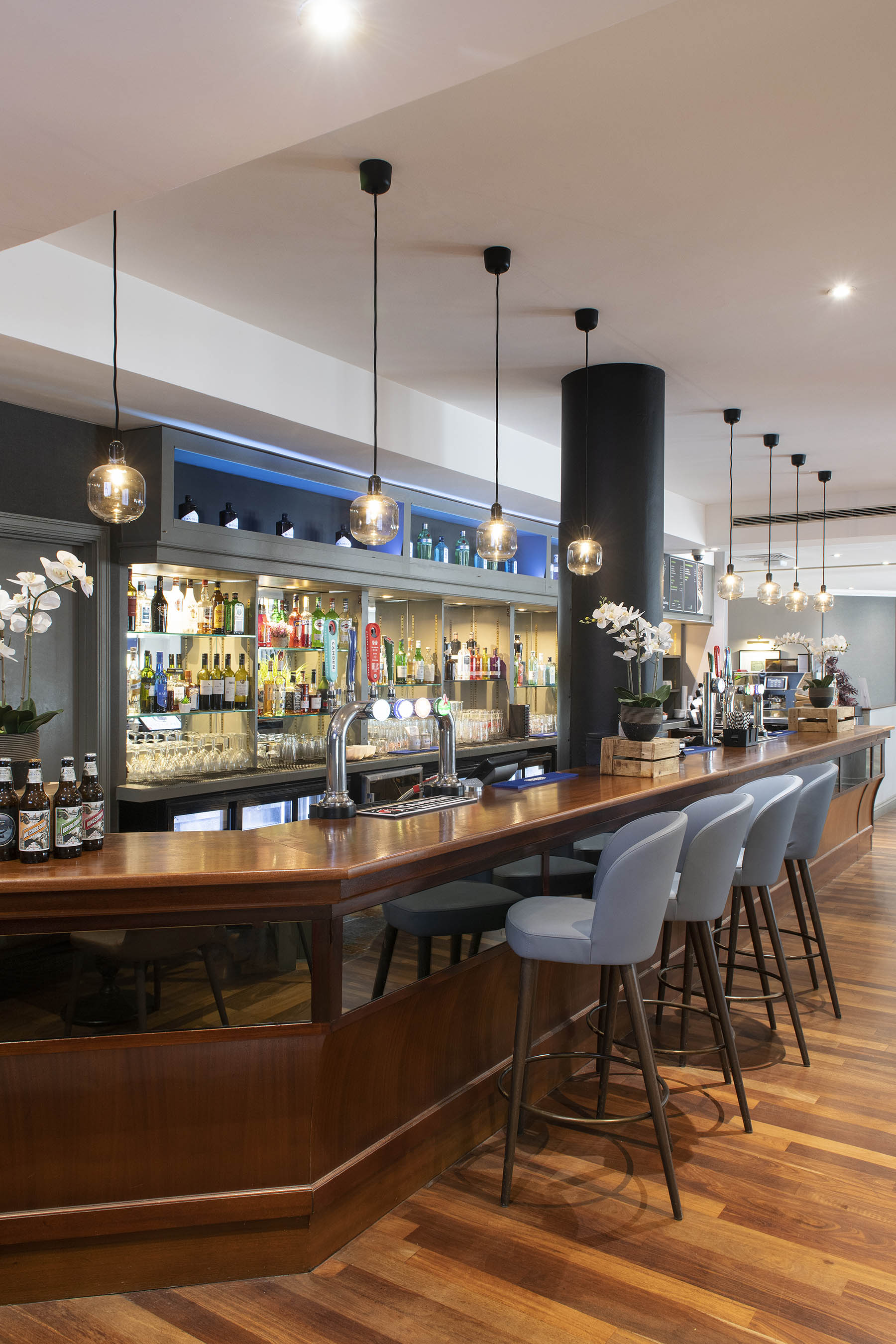 Lydiard Suite bar at DoubleTree Swindon, ideal for networking events and gatherings.