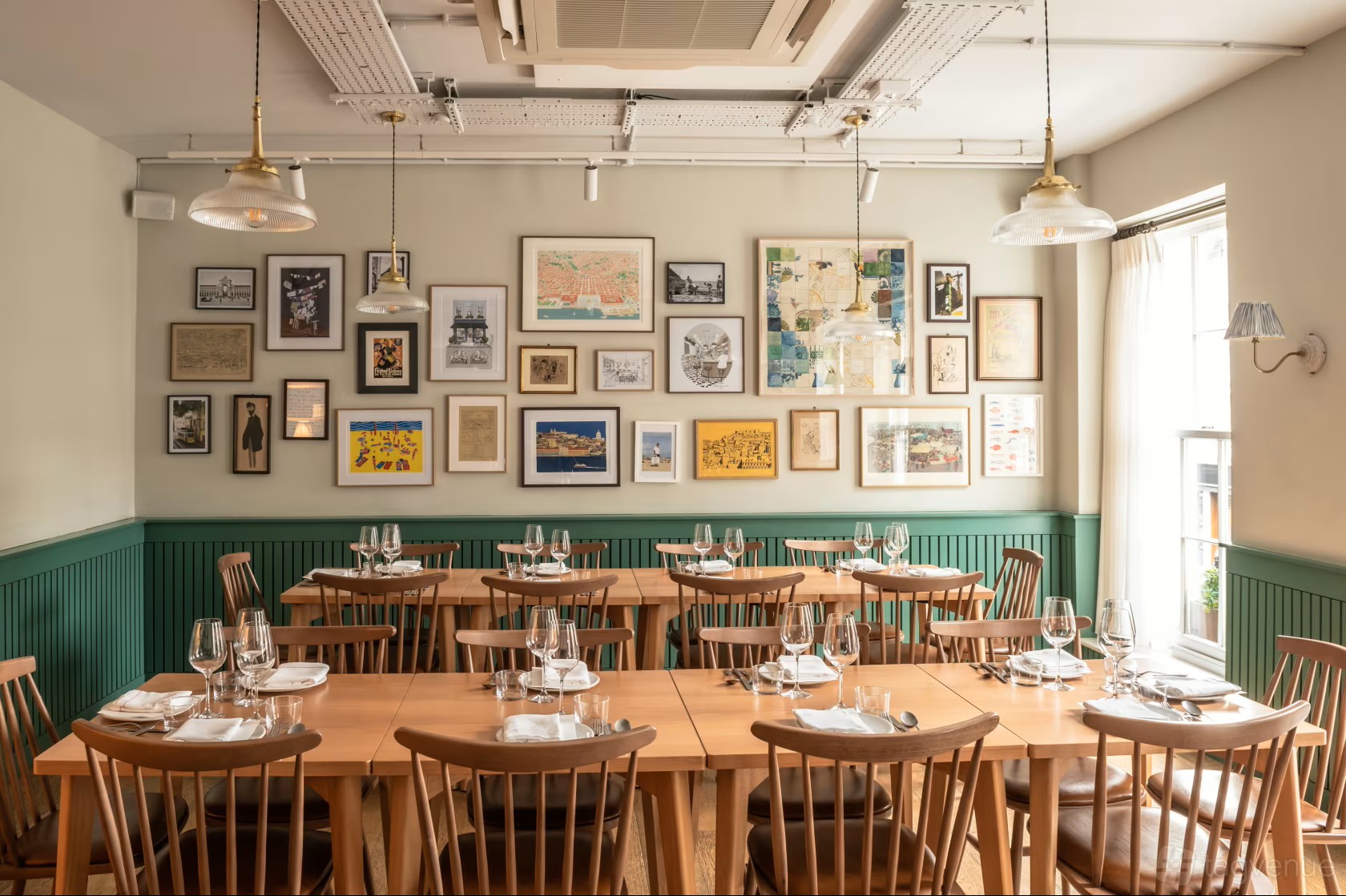 First floor dining space in Luso, perfect for events and meetings with natural light.