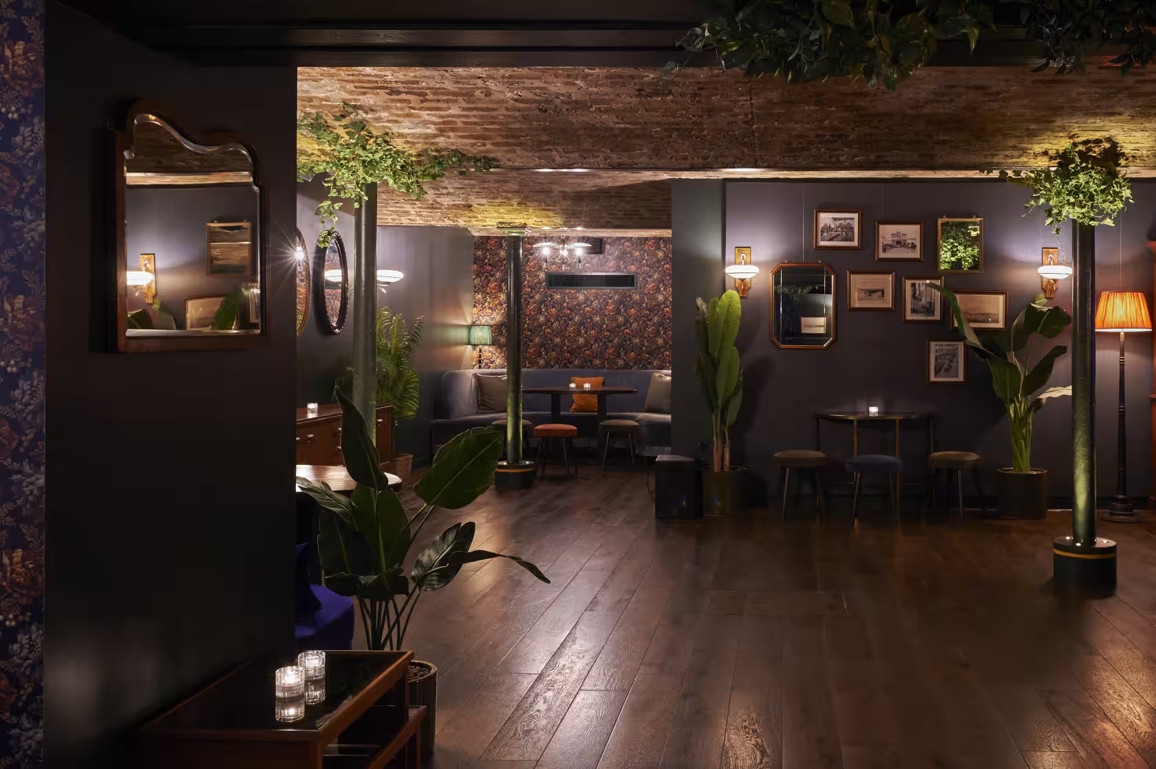 Intimate Green Room bar at Casa do Frango, ideal for networking events and gatherings.