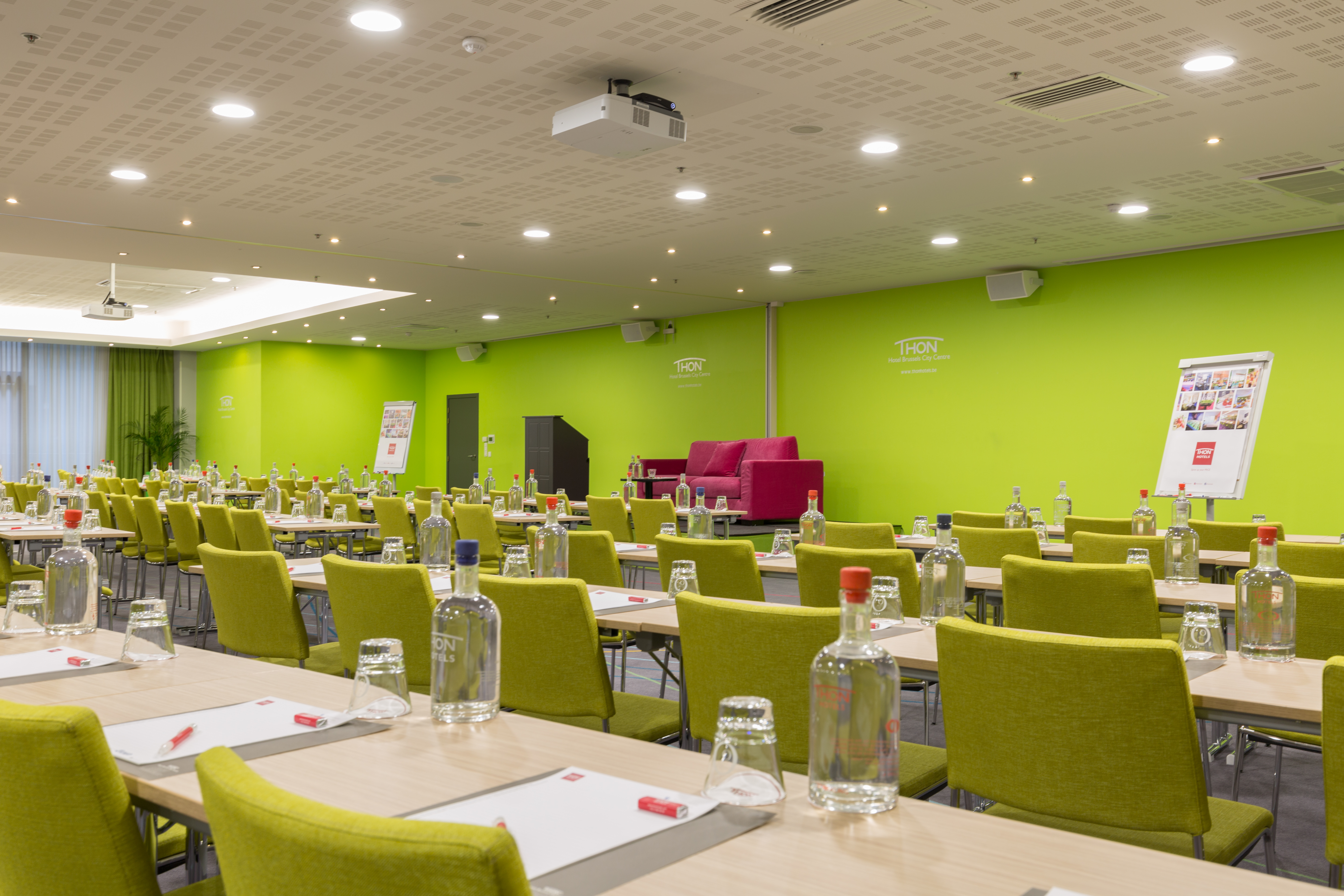 Modern meeting space at Thon Hotel Brussels, featuring green walls for events.