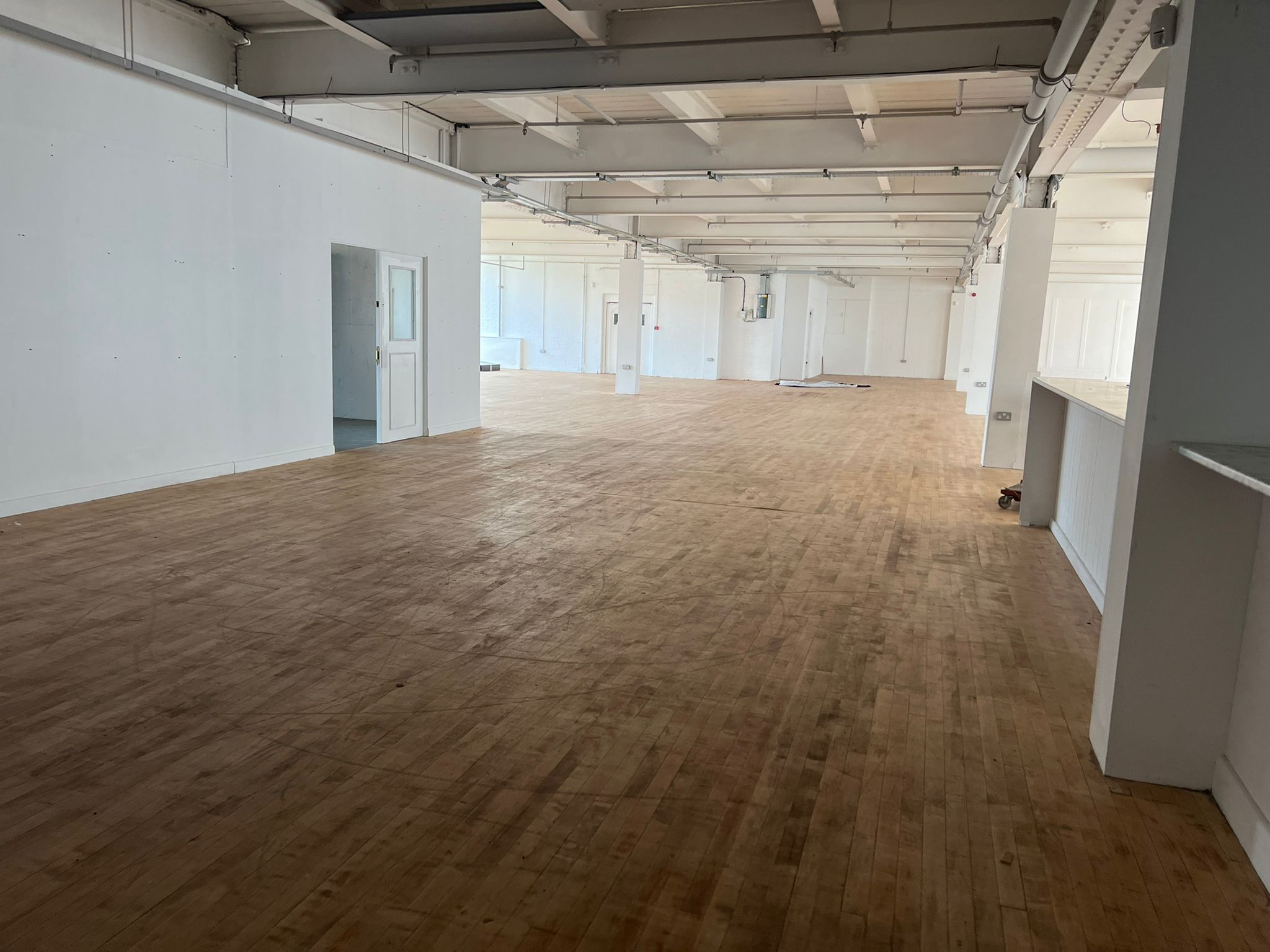 Spacious event space with natural light, ideal for meetings and workshops.