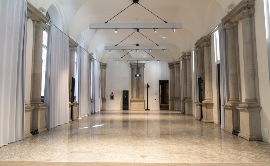 Elegant Sala Colonne venue for corporate meetings with high ceilings and natural light.