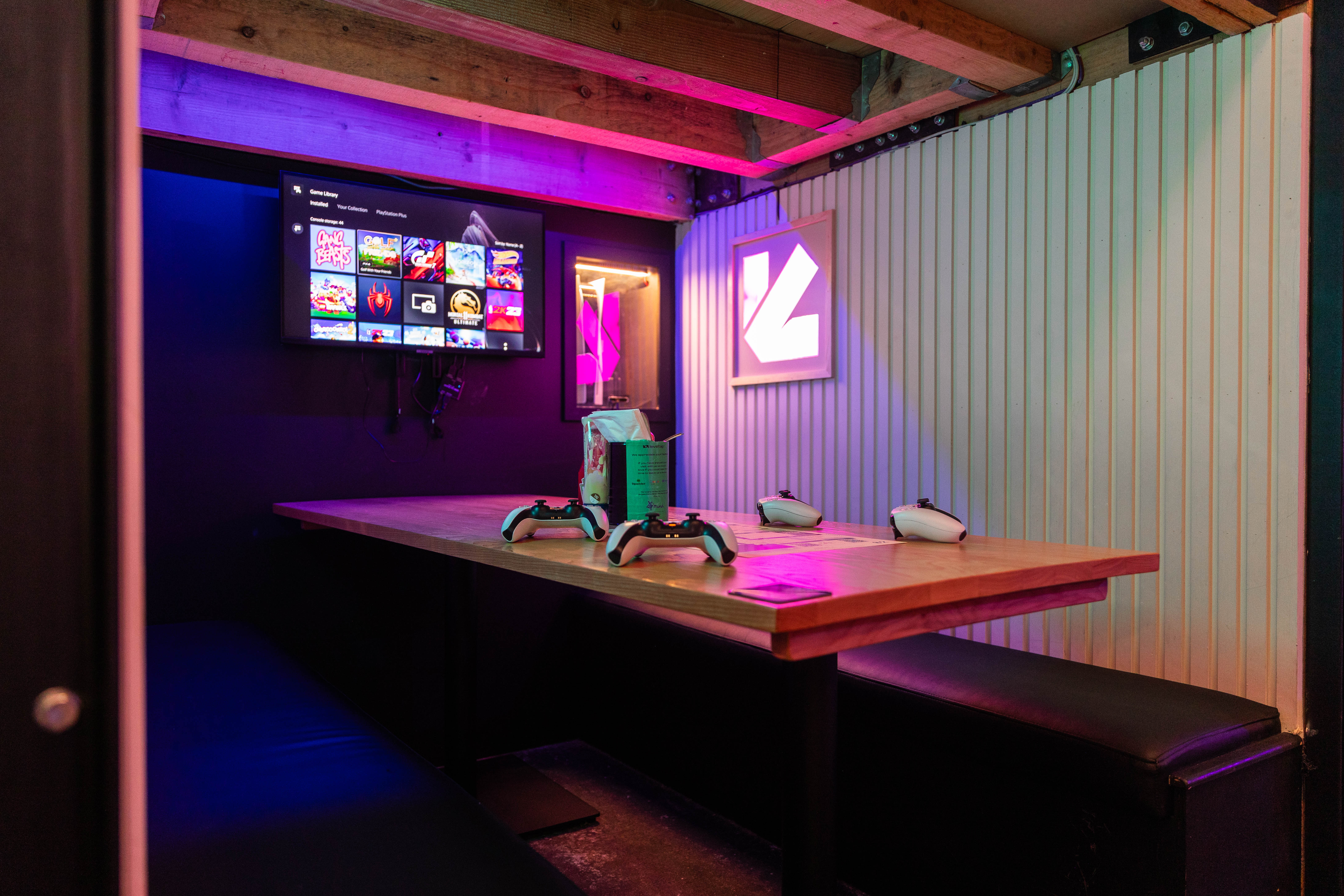 Modern meeting space with sleek table, ideal for team-building and casual collaboration.