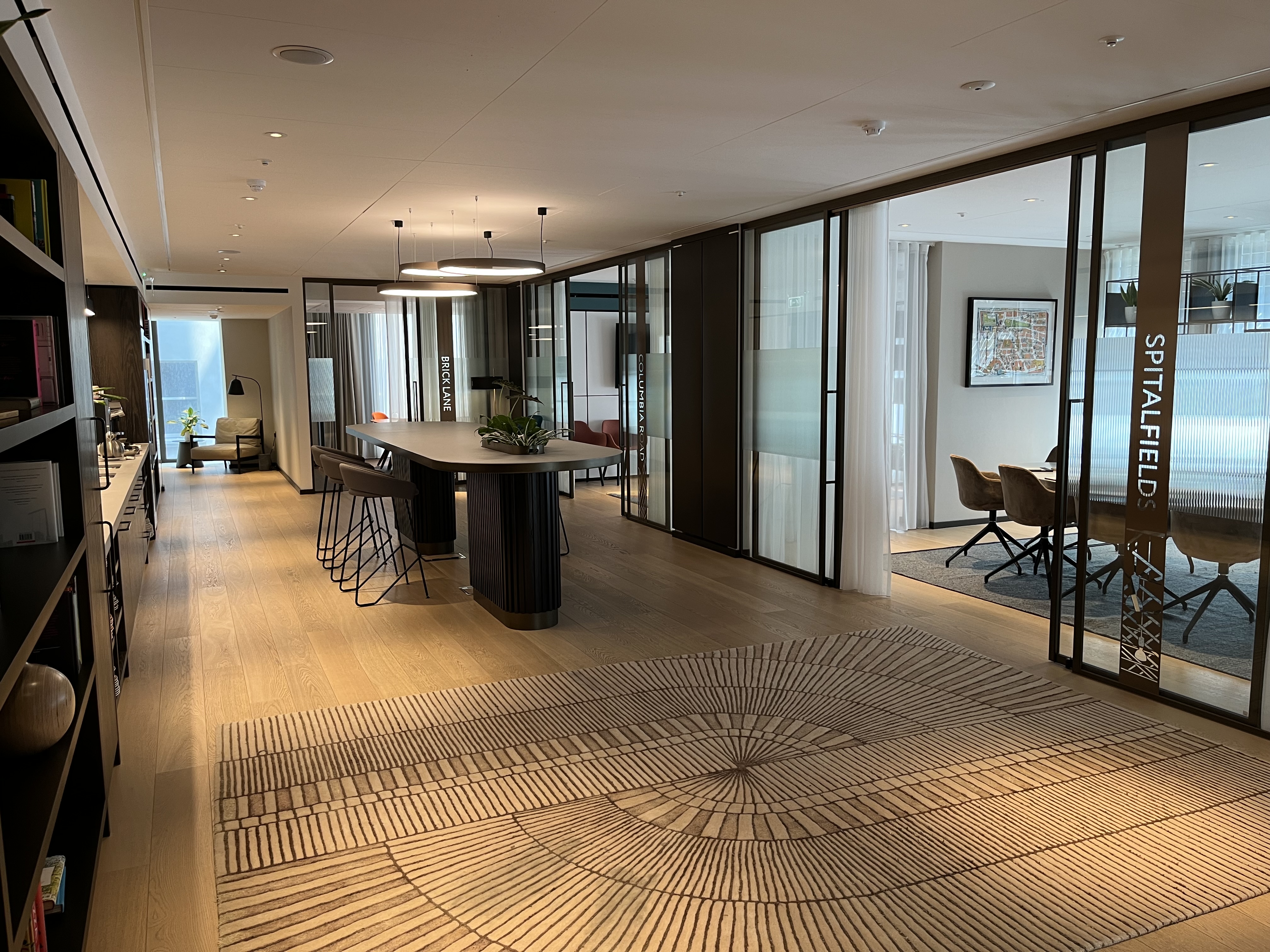 Modern meeting space in Market Square, Pan Pacific London, ideal for corporate events.