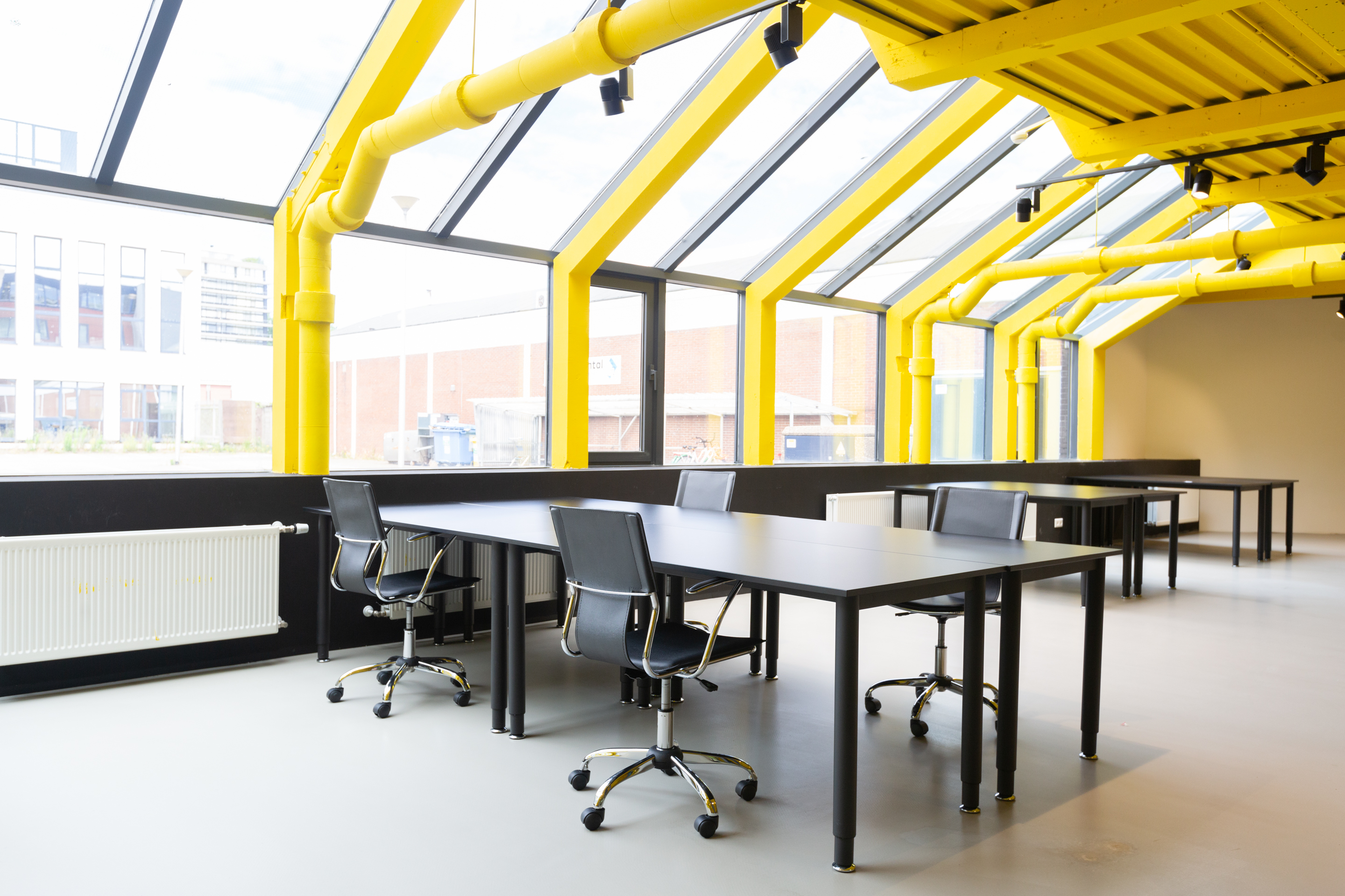 Modern meeting space at Urban Hotel TGS with sleek tables, ideal for workshops and brainstorming.