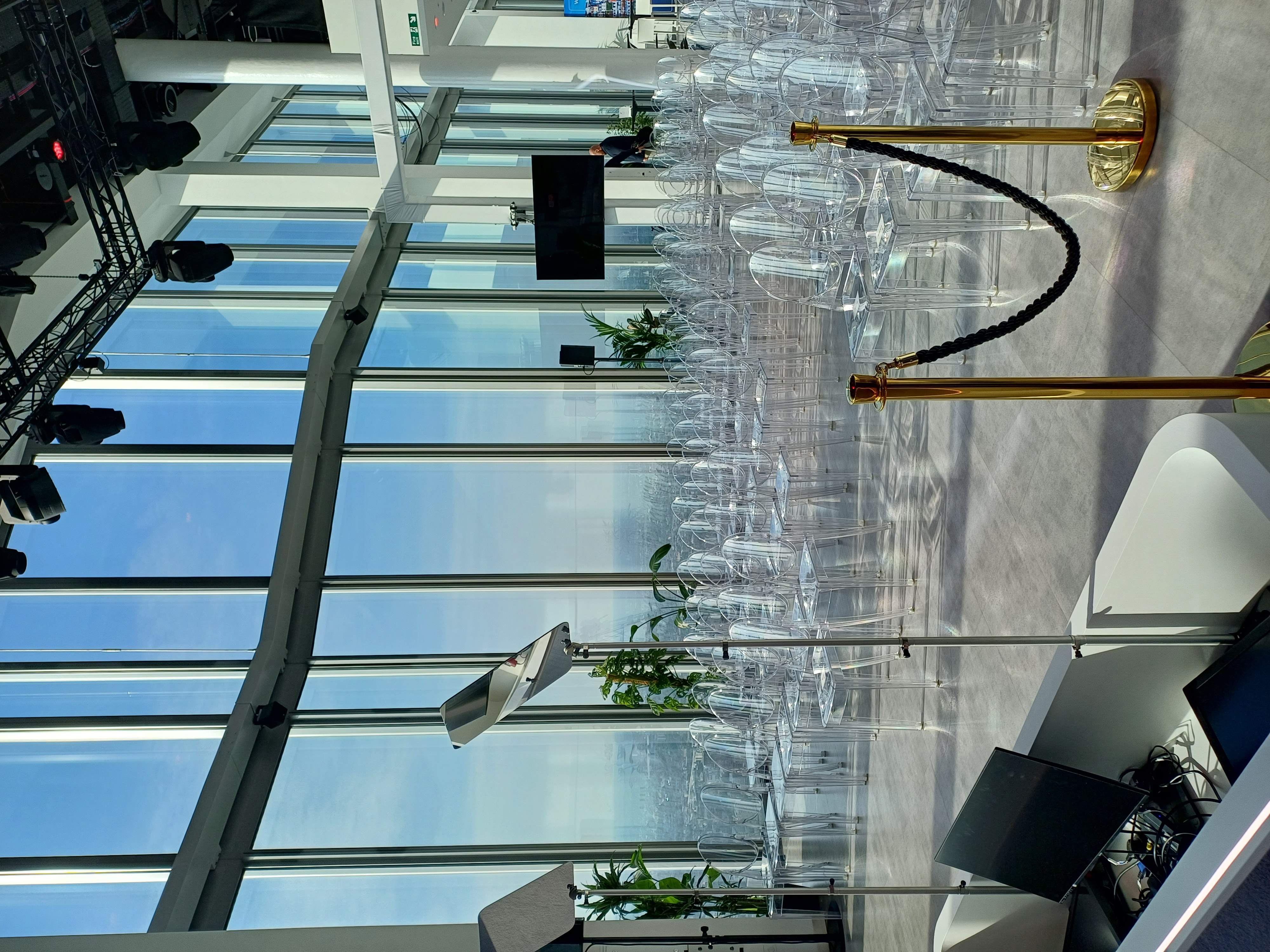  Exclusive Hire - k1egog0ul2w.jpg