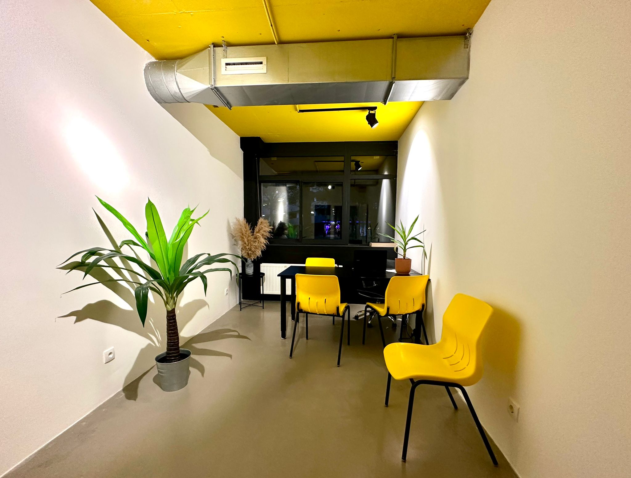 Modern meeting space with yellow chairs in Urban Hotel TGS, perfect for brainstorming events.