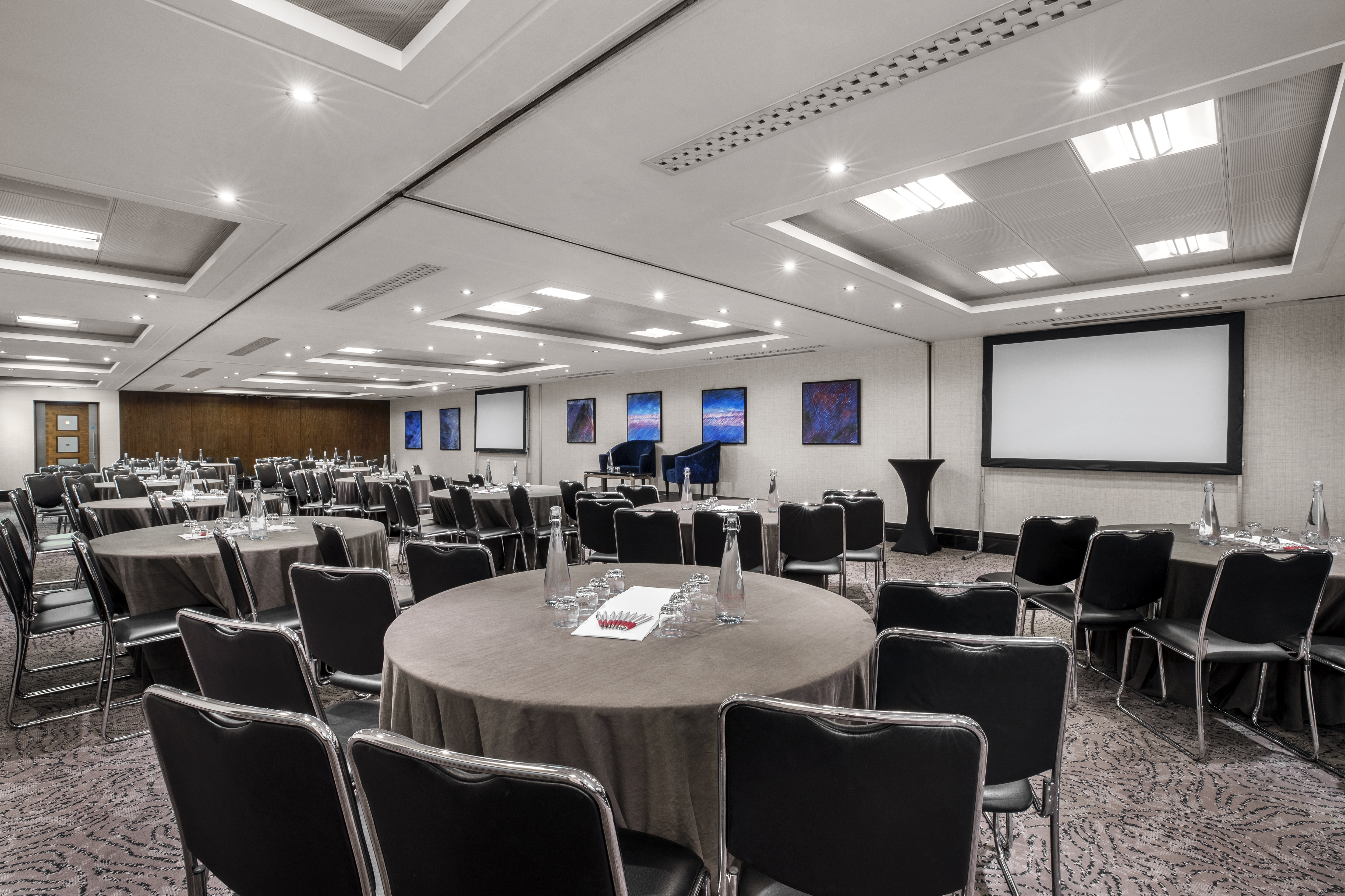 Milton Suite at Leonardo Royal Hotel: versatile meeting space for conferences and presentations.