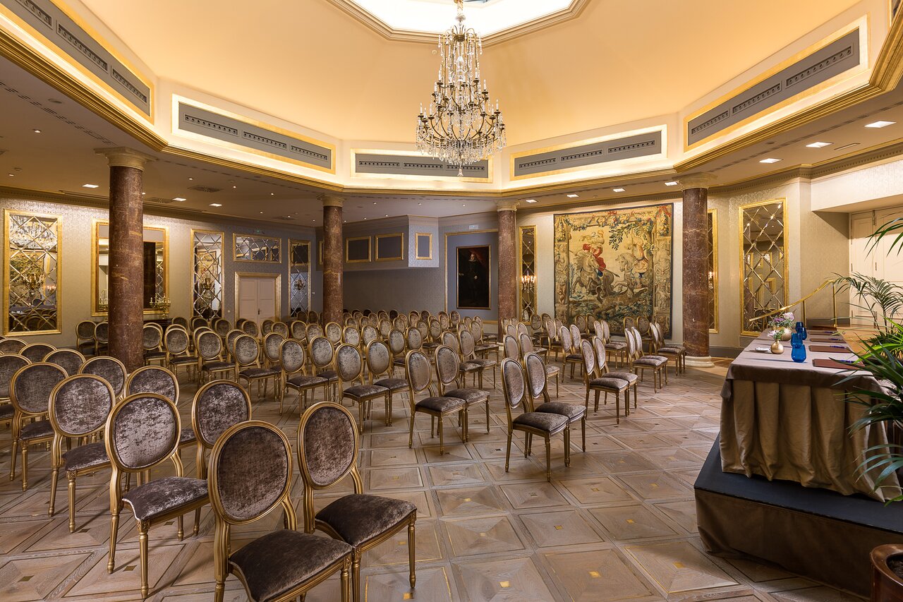 Elegant theater-style event space at Duque de Wellington, perfect for conferences.