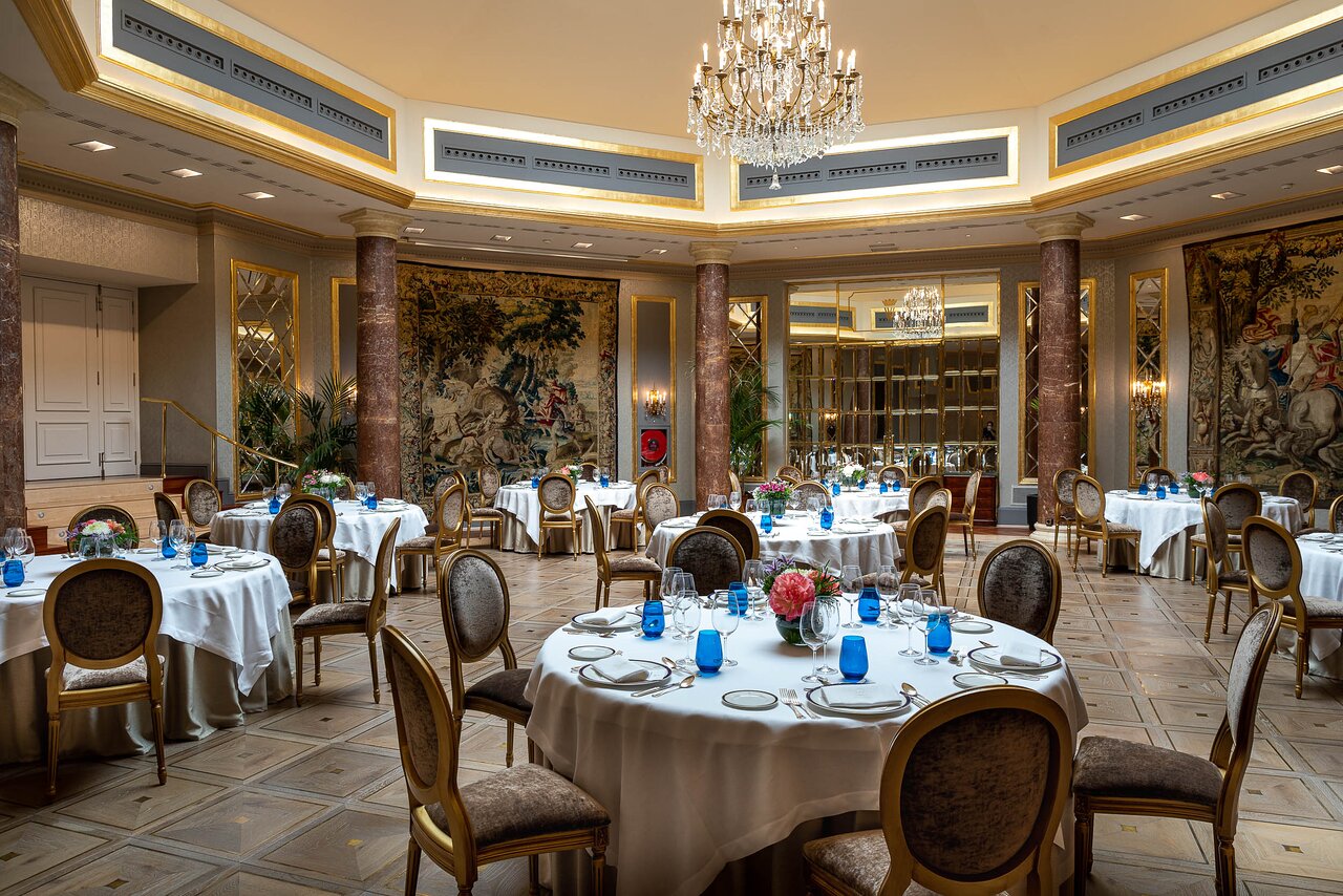 Elegant dining room at Duque de Wellington, perfect for upscale weddings and corporate events.