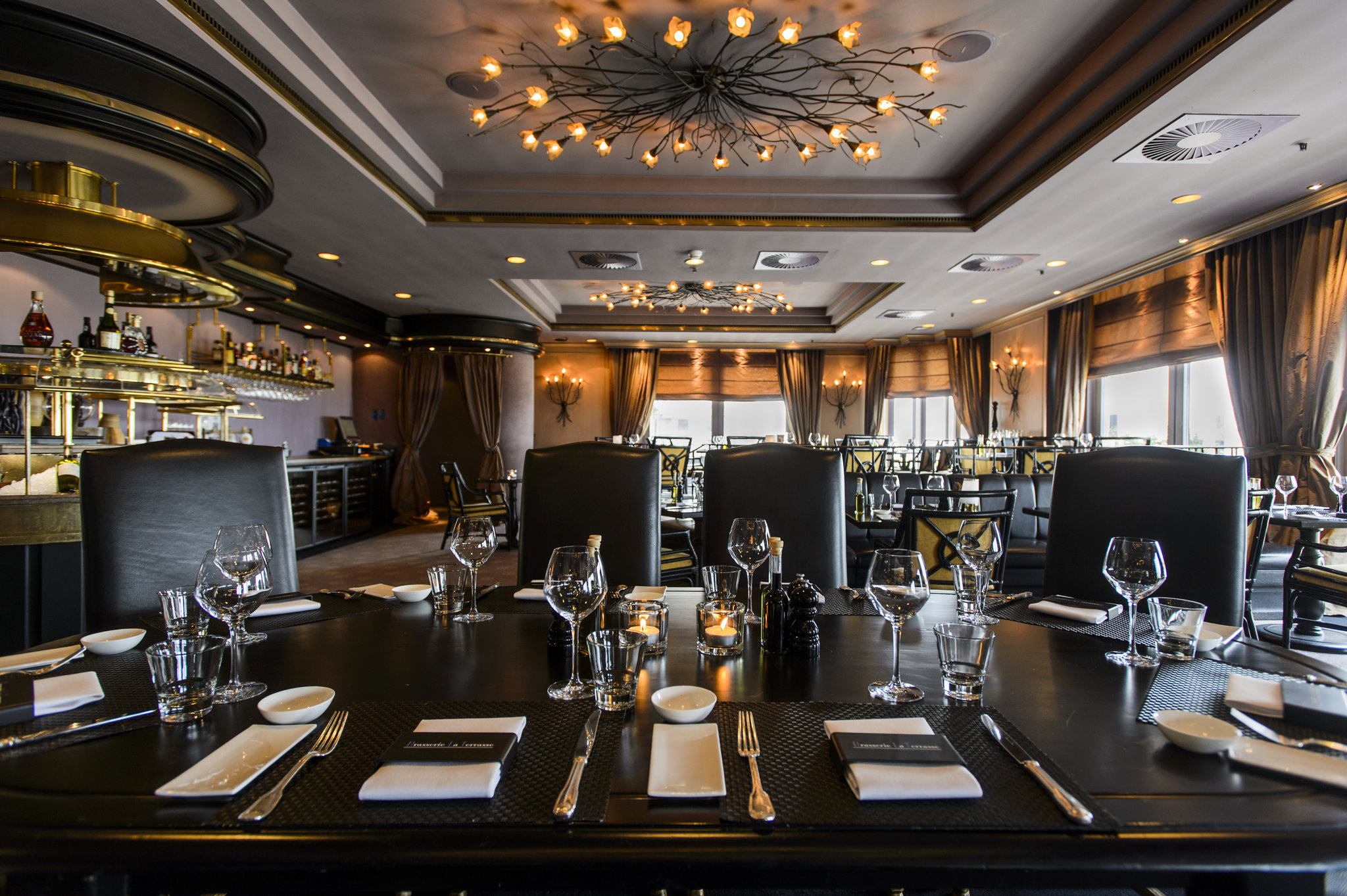 Elegant dining setup in Royal Lounge, Grand Hotel Huis ter Duin for corporate events.