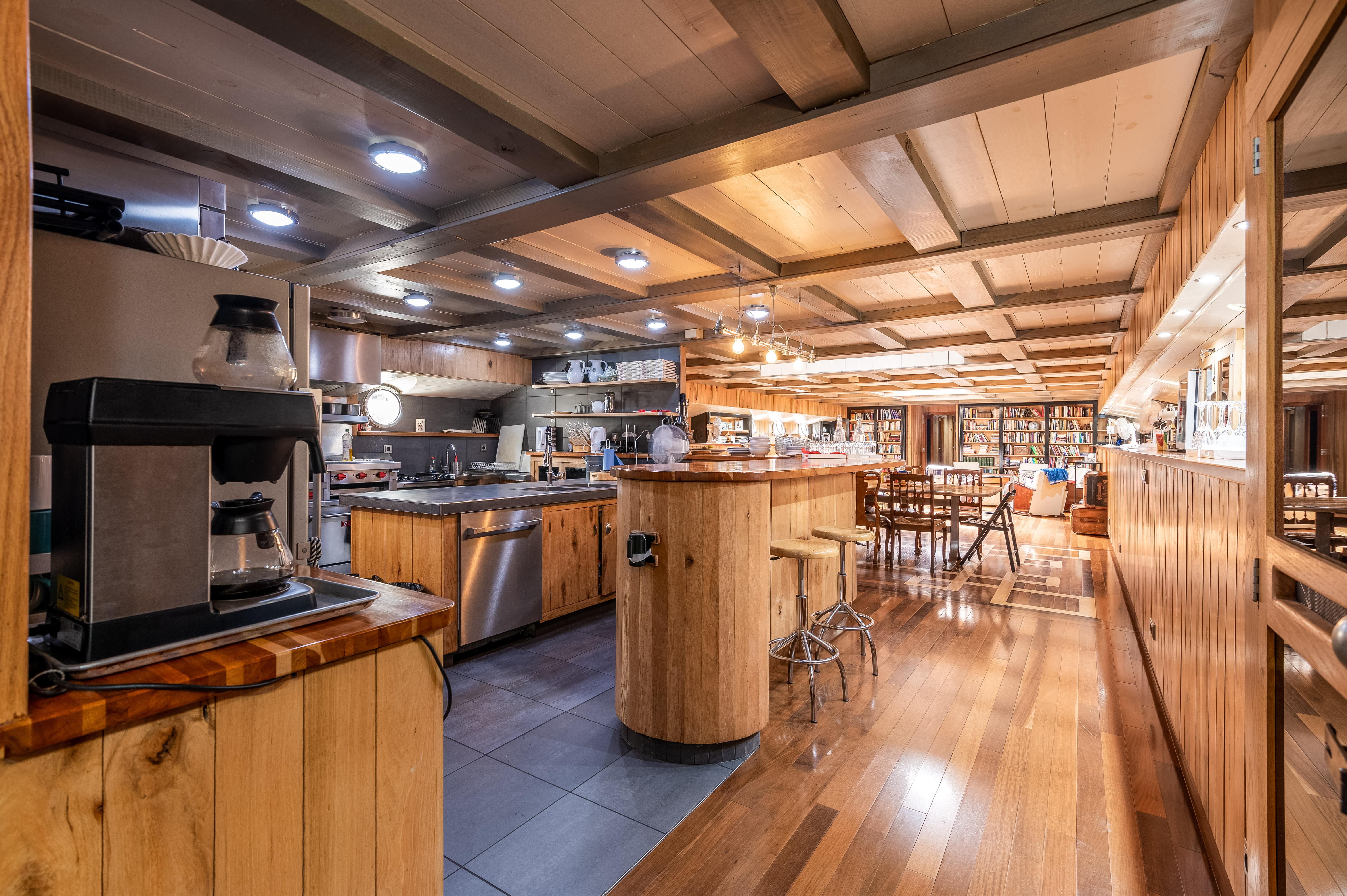 Event space at Le Sorelle with cozy kitchen, perfect for gatherings and workshops.