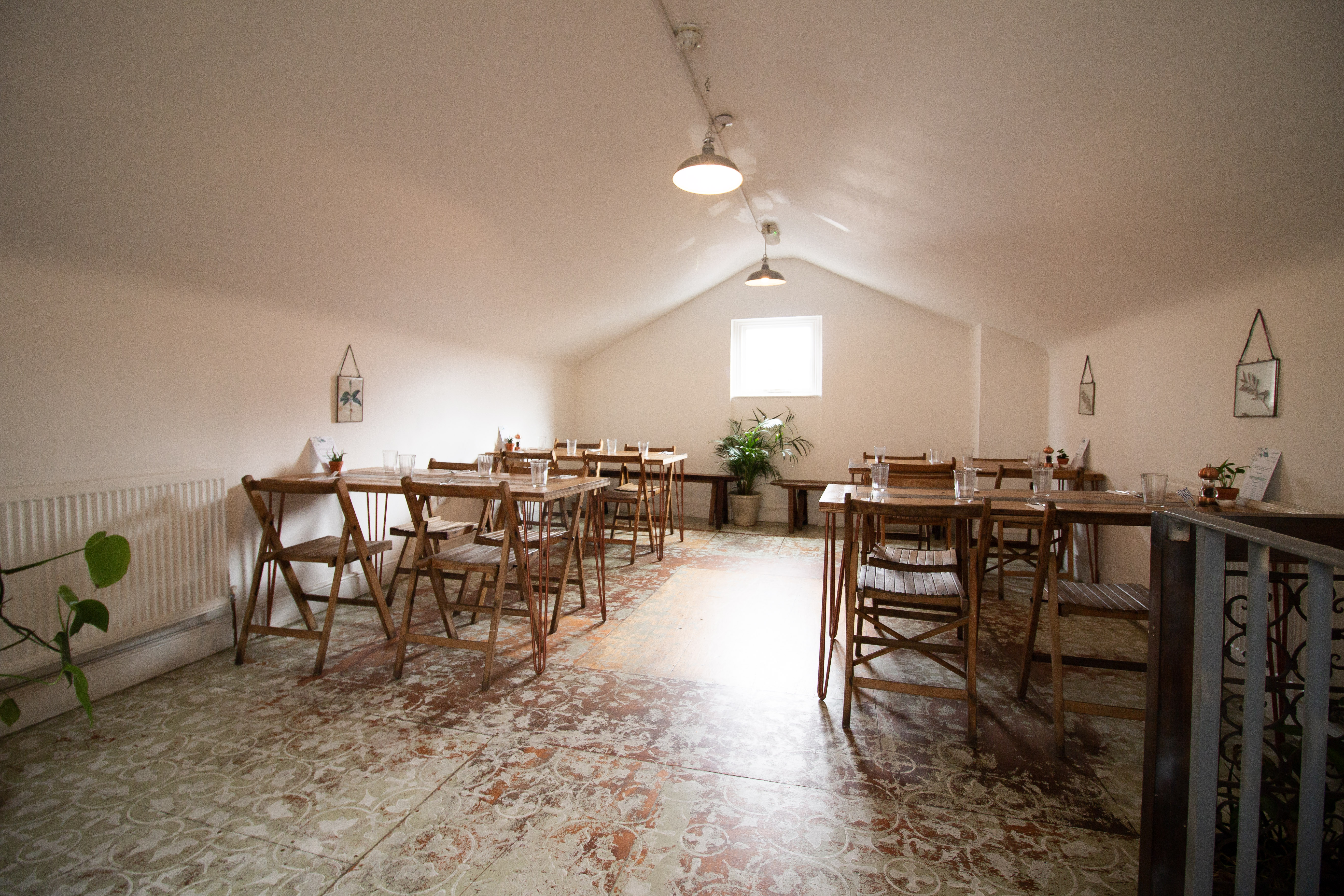 Private dining room with rustic decor, ideal for workshops and intimate gatherings.