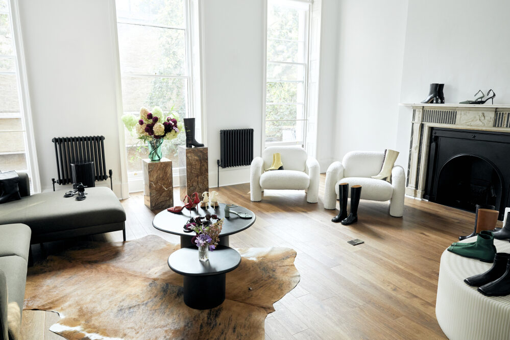 Stylish meeting room with minimalist decor for workshops and client consultations.