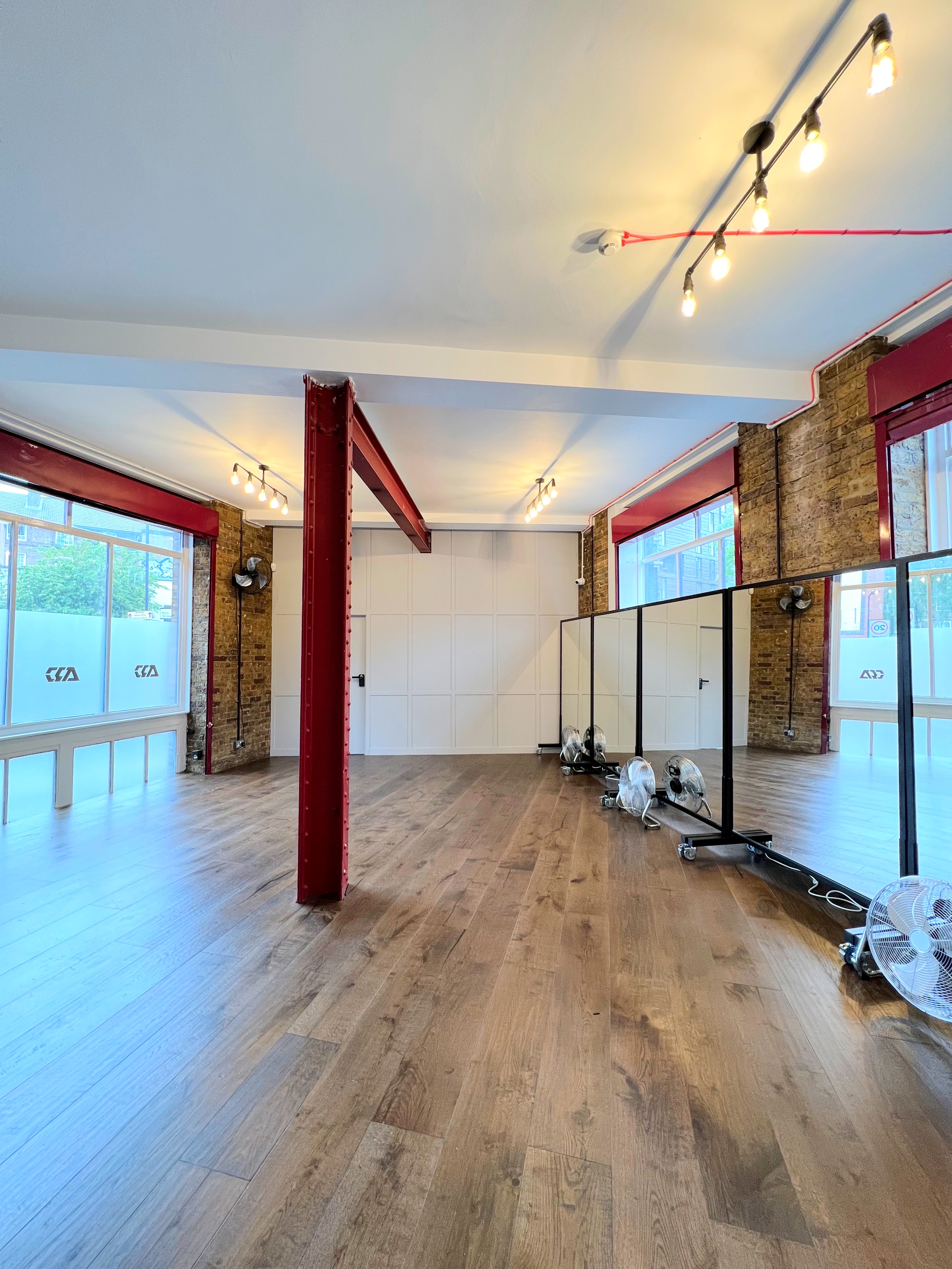 Versatile event space with natural light, ideal for workshops and gatherings.