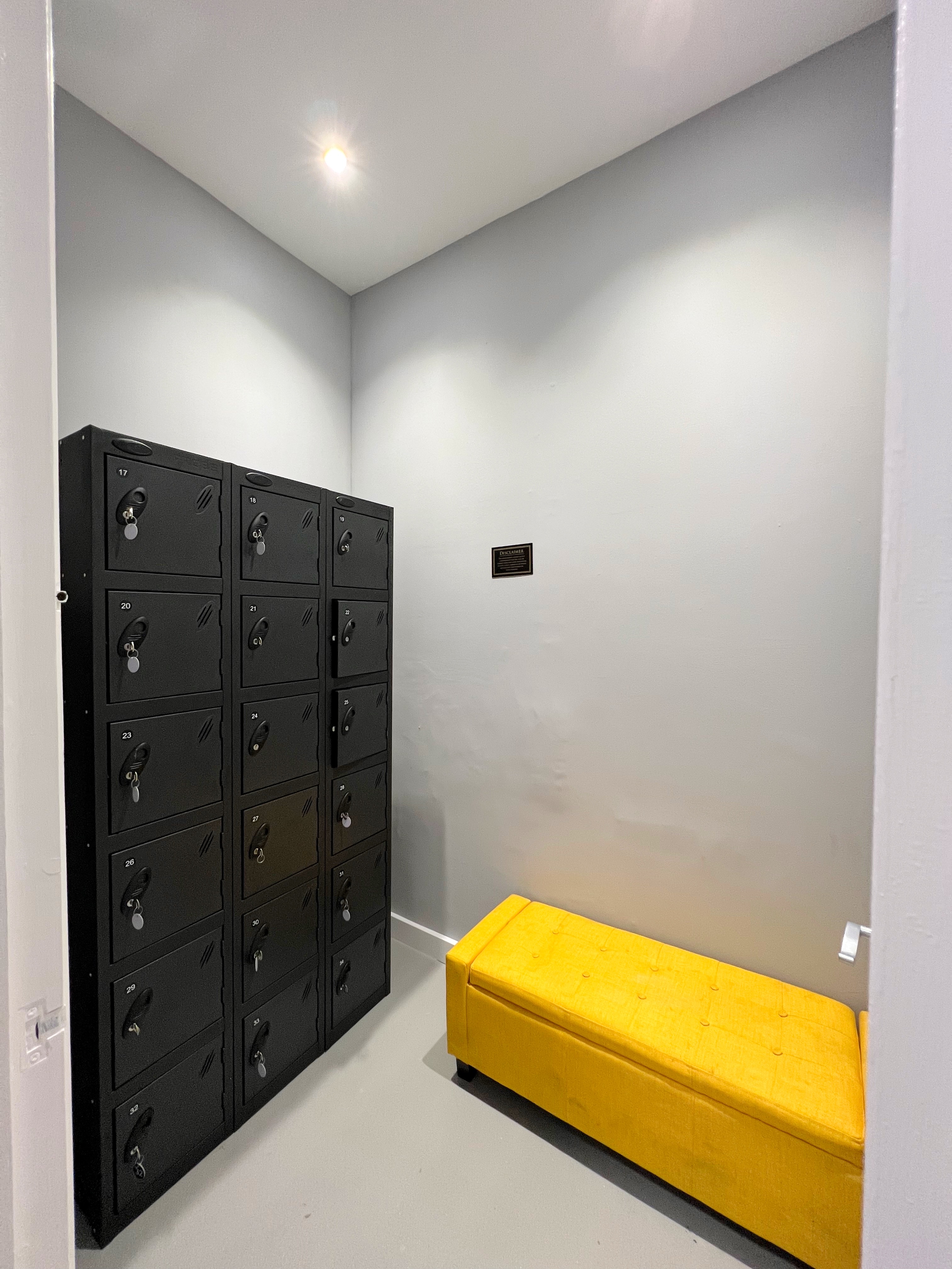 Studio 2 - cnhxz41uni1.JPG