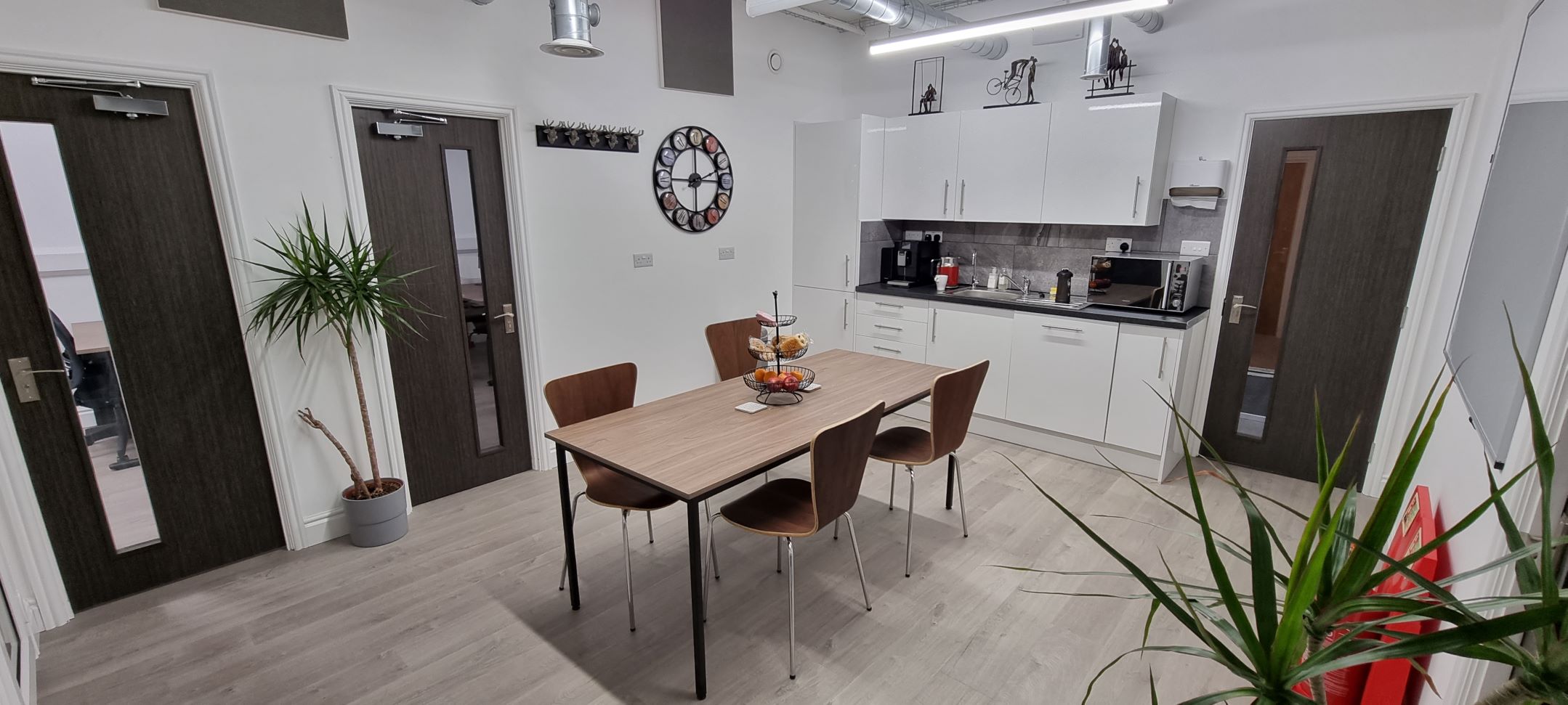 Modern meeting room with collaborative table, ideal for networking events and gatherings.