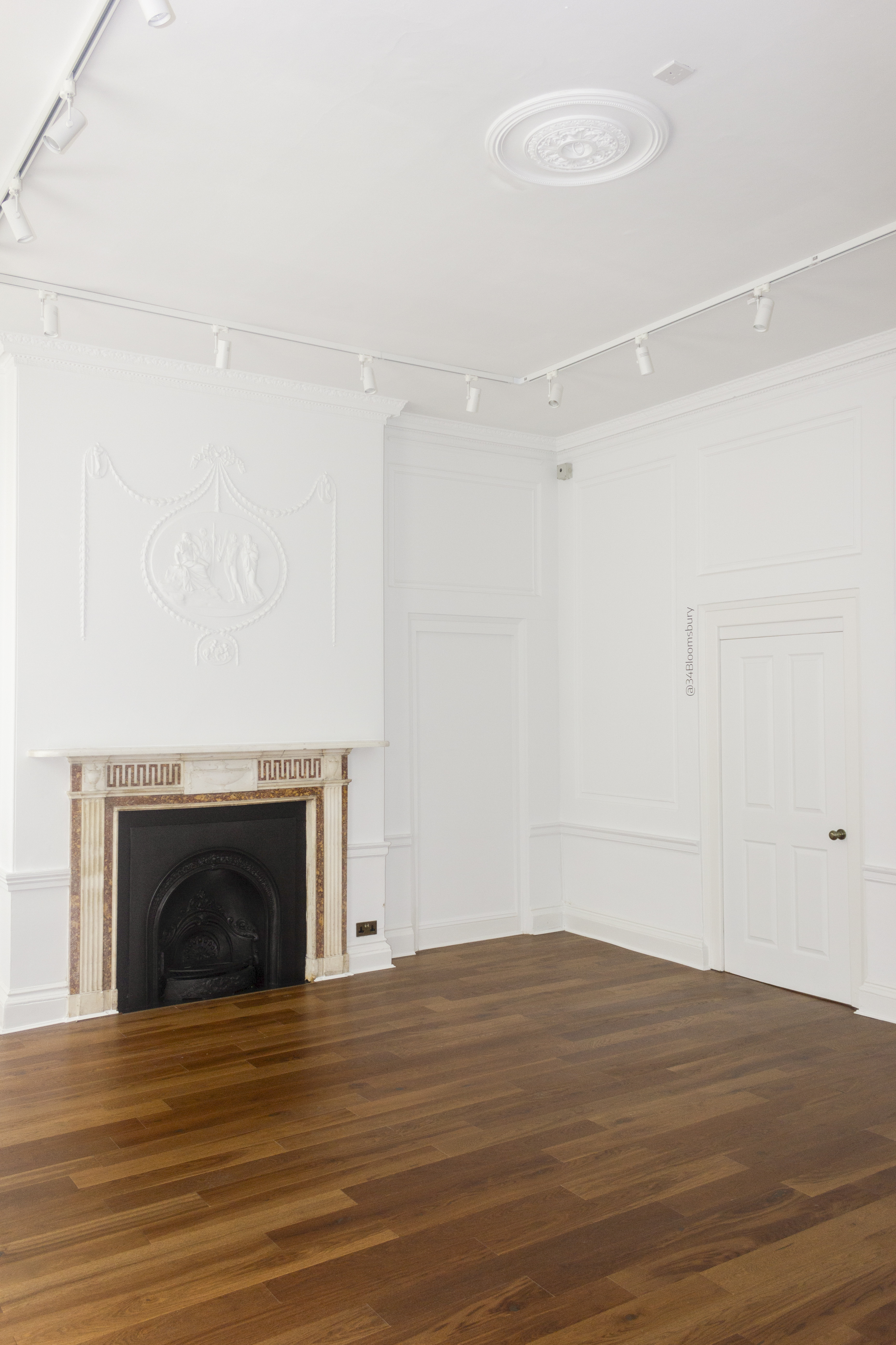 Elegant meeting space with fireplace, ideal for intimate gatherings and events.