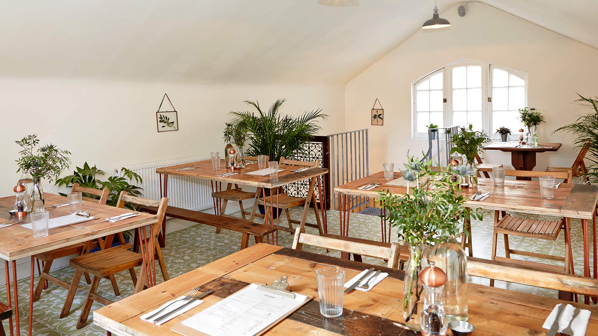 Private dining room with rustic tables, ideal for intimate gatherings and workshops.
