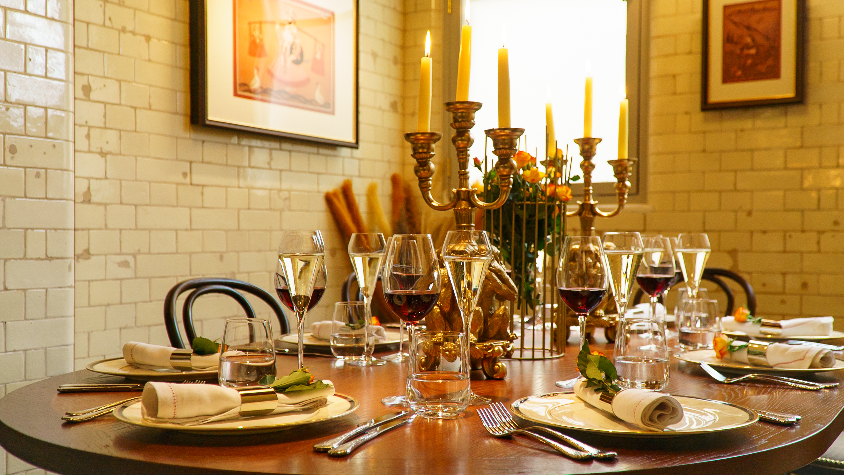 Elegant dining table in The Watch Room, perfect for gala dinners and exclusive events.