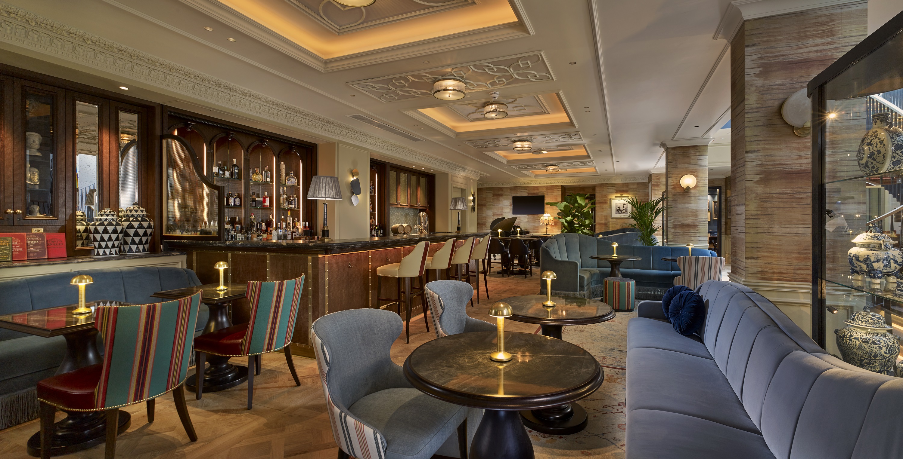 Sophisticated ESQ Bar lounge at 100 Queen's Gate Hotel, ideal for networking events.