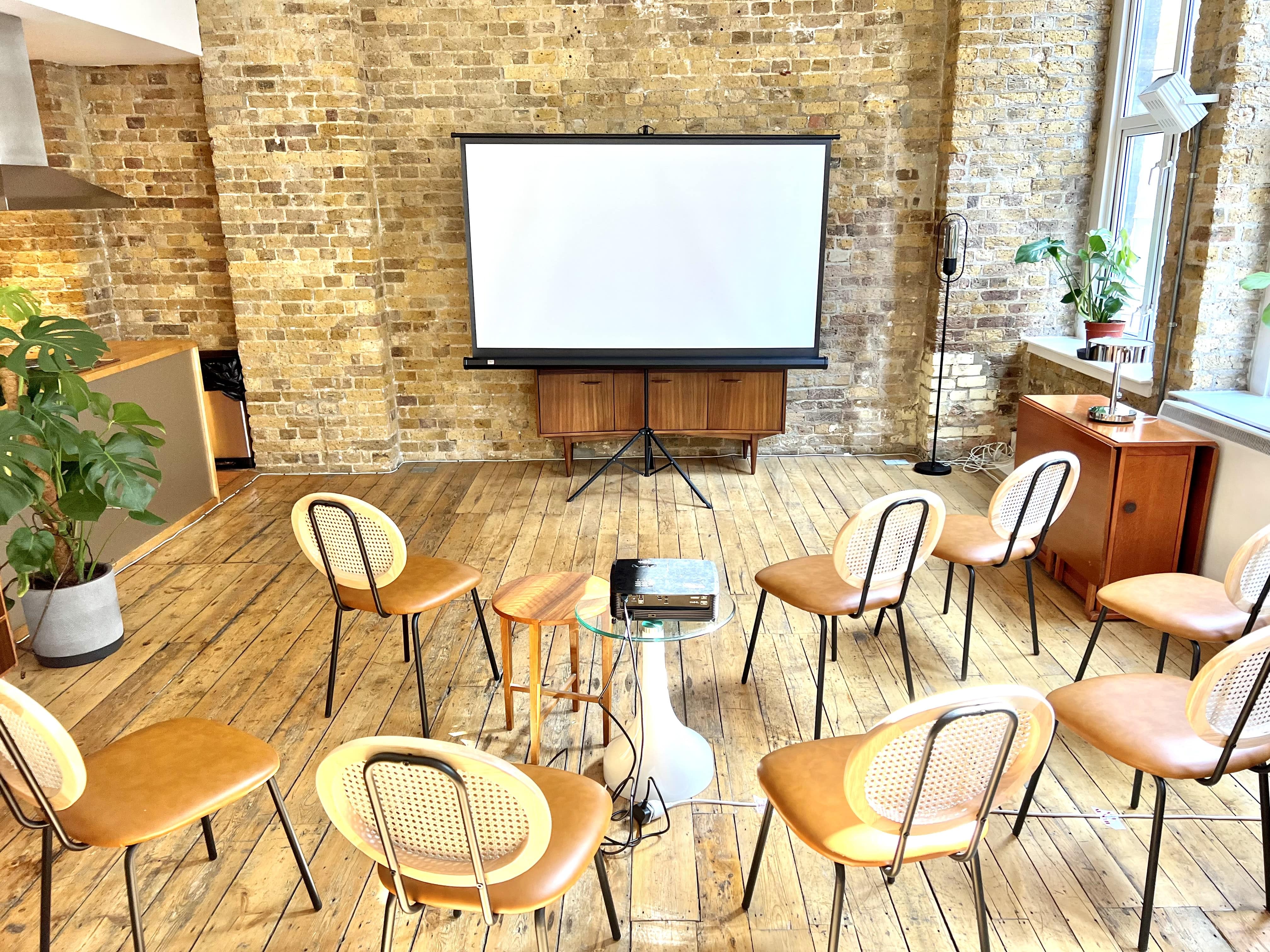 Versatile meeting space in The Artist's Loft, Shoreditch, perfect for workshops and gatherings.