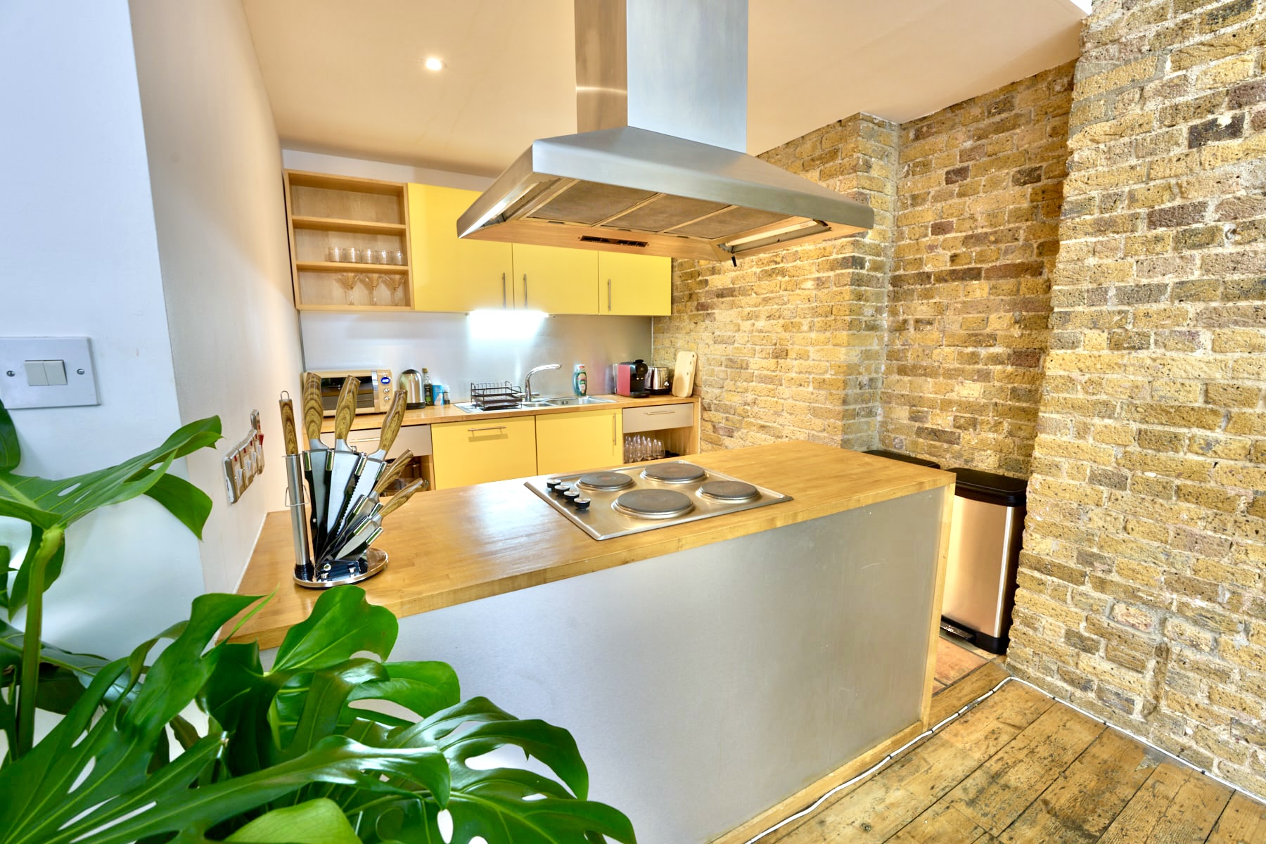 Modern kitchen in The Artist's Loft, Shoreditch; ideal for meetings and events.
