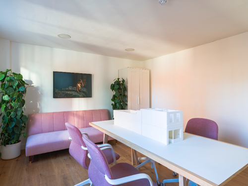 Modern meeting room in Mimosa House with large table, ideal for brainstorming sessions.