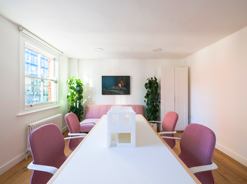 Bright modern meeting room in Mimosa House, perfect for brainstorming and team meetings.
