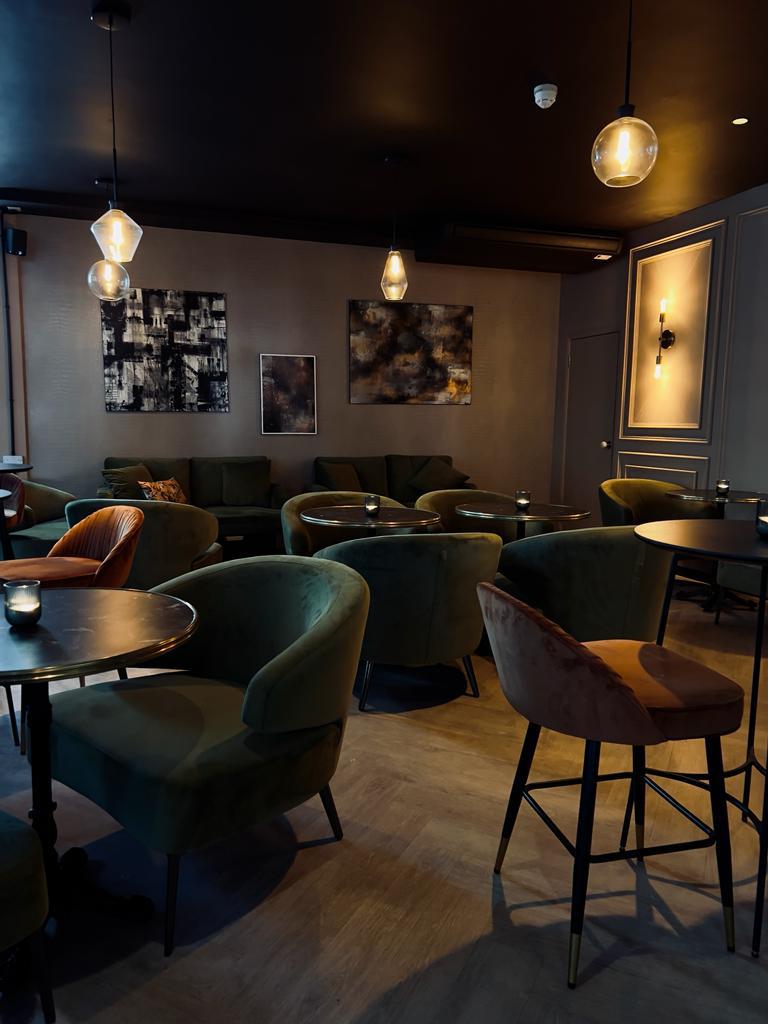 Stylish lounge area with plush seating for intimate meetings and networking events.