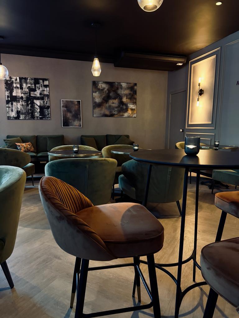 Stylish lounge area with plush seating for networking events and intimate meetings.