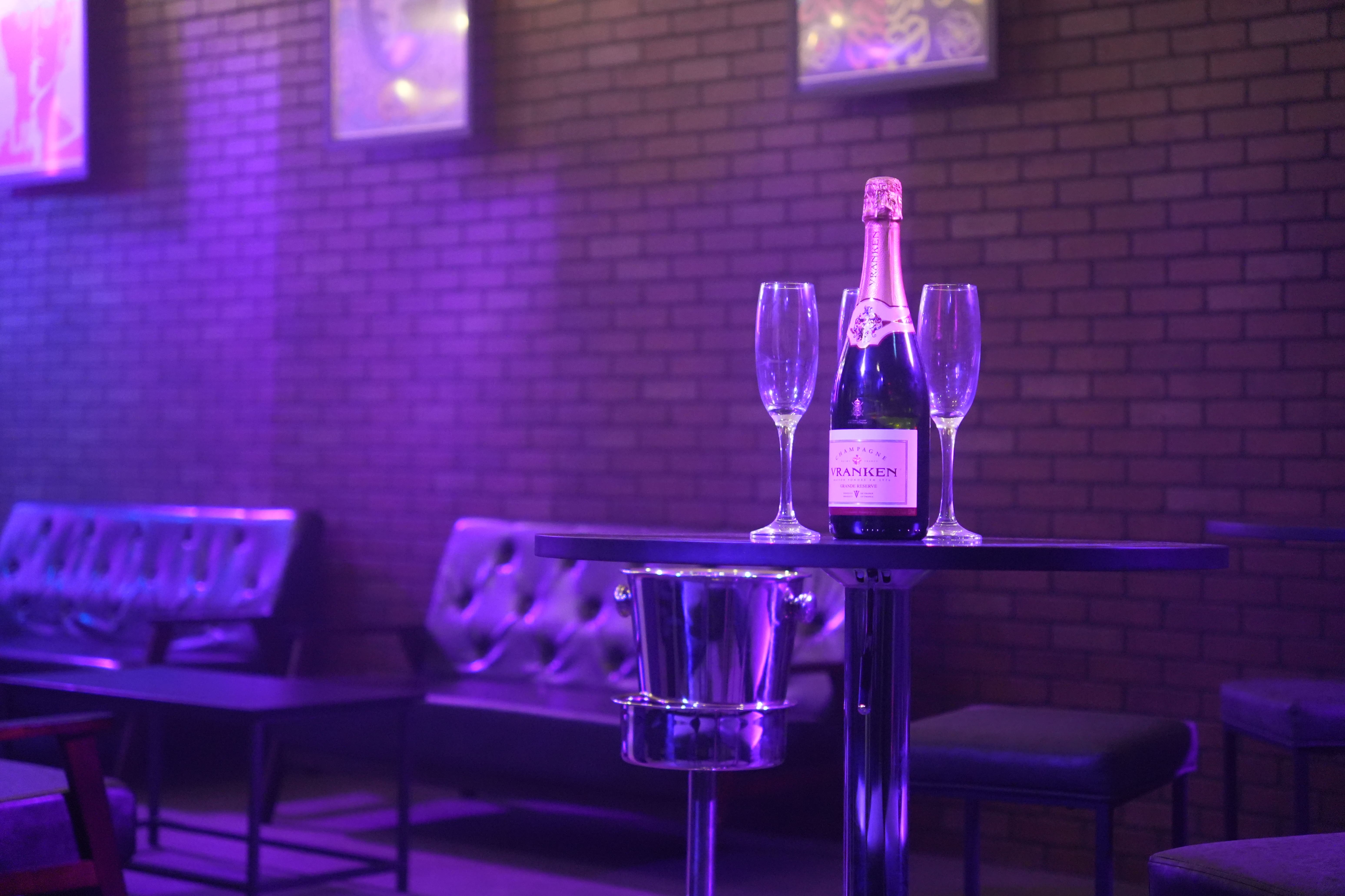 Stylish event space with champagne flutes, ideal for upscale gatherings and celebrations.