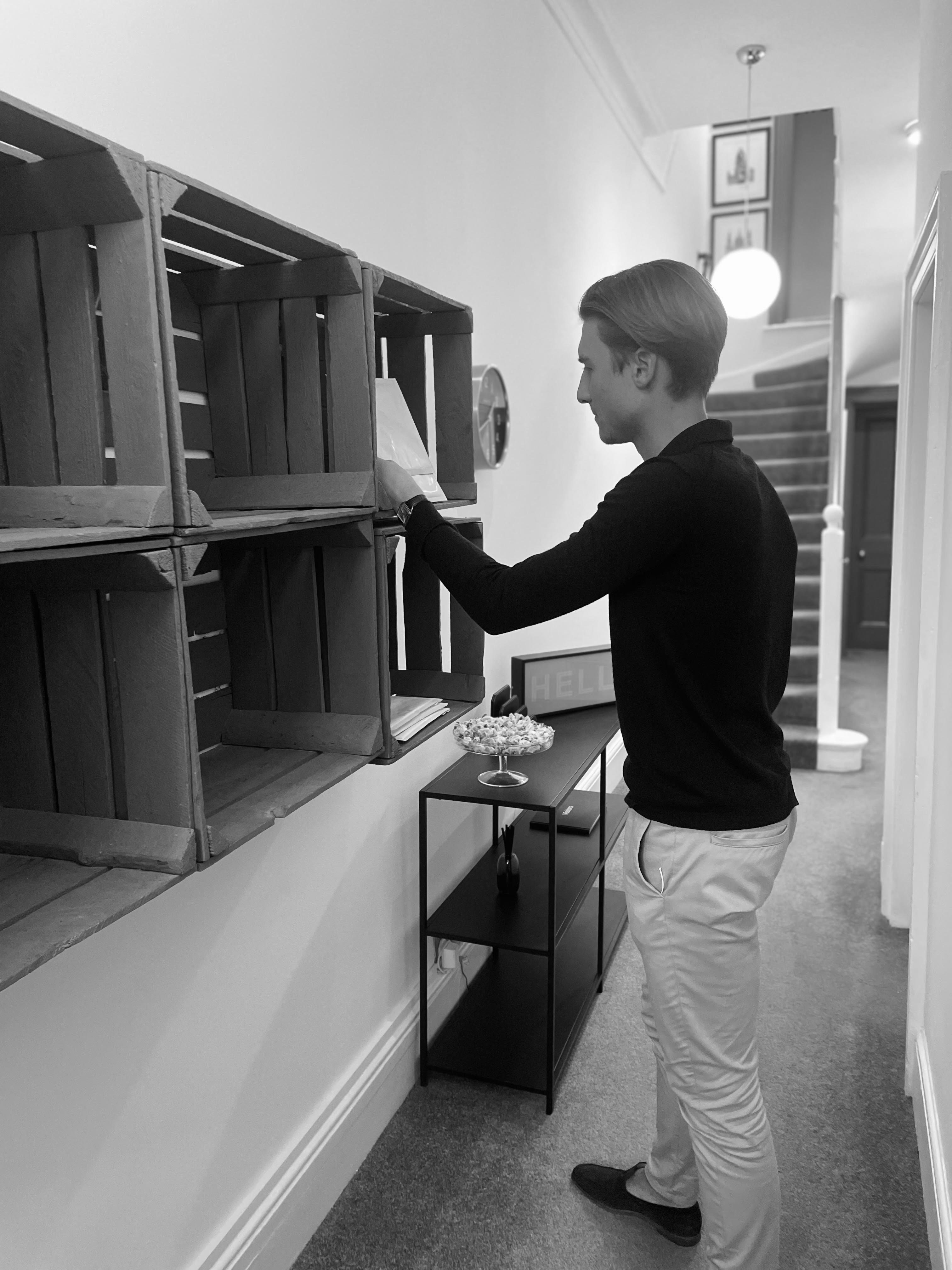 BC55 meeting room with minimalist design, ideal for brainstorming and events.